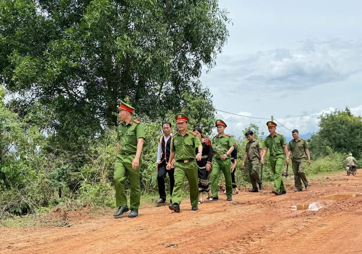 4._thanh_vien_to_bao_ve_an_ninh_trat_tu_co_so_cung_cong_an_xa_vu_bon_va_gia_lang_di_tuyen_truyen_pho_bien_phap_luat_cho_nguoi_dan._20260527100625.jpg