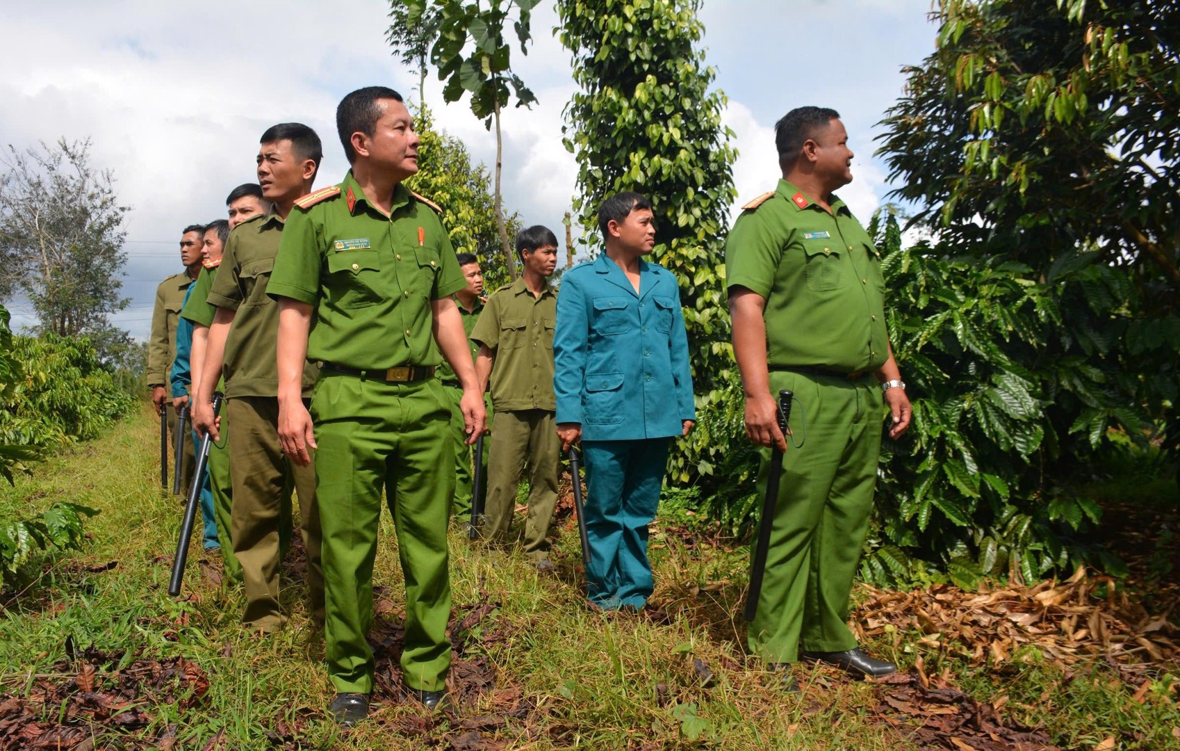 5._luc_luong_cong_an_xa_ea_tul_tuan_tra_bao_dam_an_ninh_mua_thu_hoach_ca_phe._20260527101043 (1).jpg