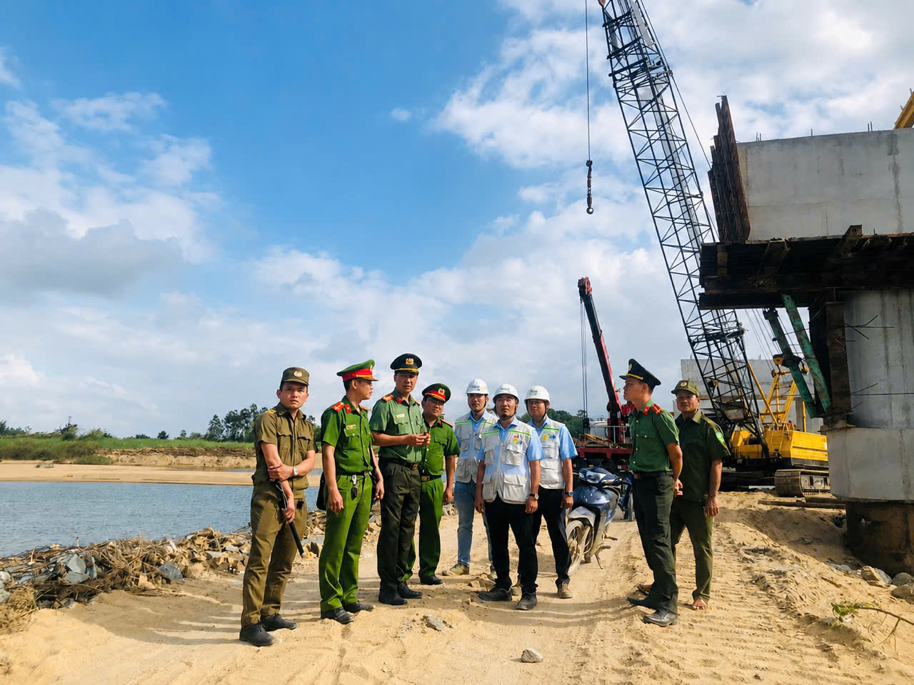 8.phoi_hop_bao_dam_an_ninh_trat_tu_tai_cong_trinh_thi_cong_du_an_cao_toc_20260527101340.jpg