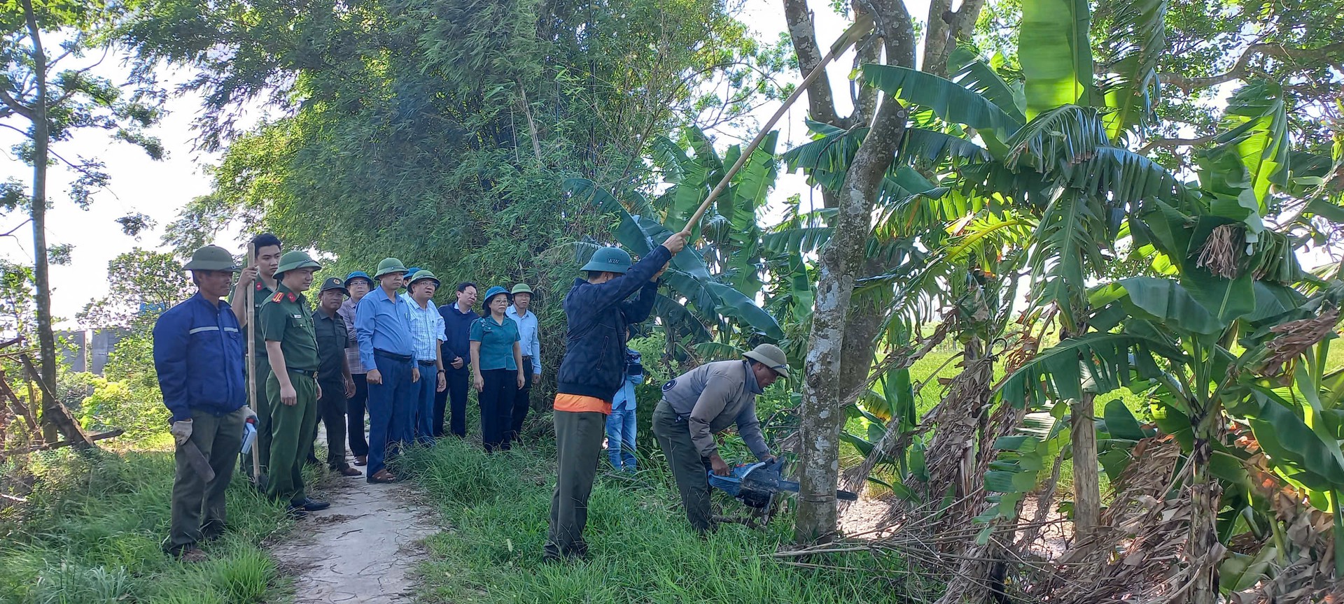 Ảnh 3_ Các lực lượng triển khai công tác phát quang tuyến đê tại thôn Nam Hoà.jpg