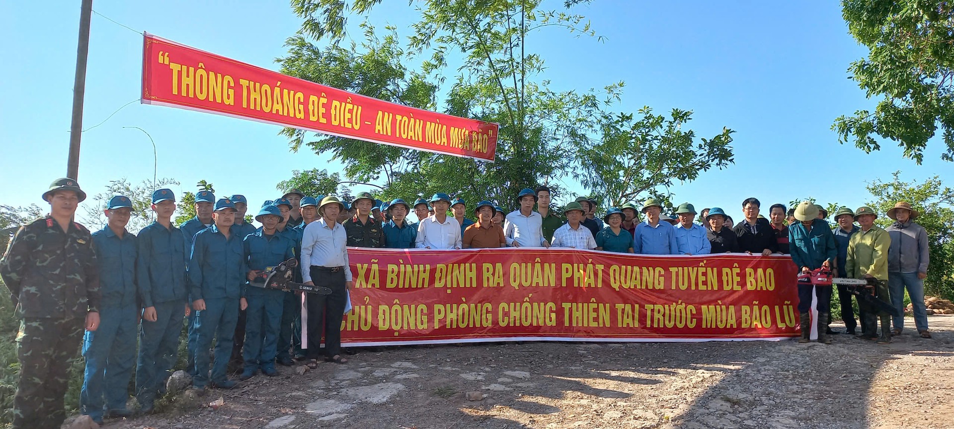 Ảnh 2_Các lực lượng triển khai công tác phát quang tuyến đê tại thôn Nam Tiến.jpg