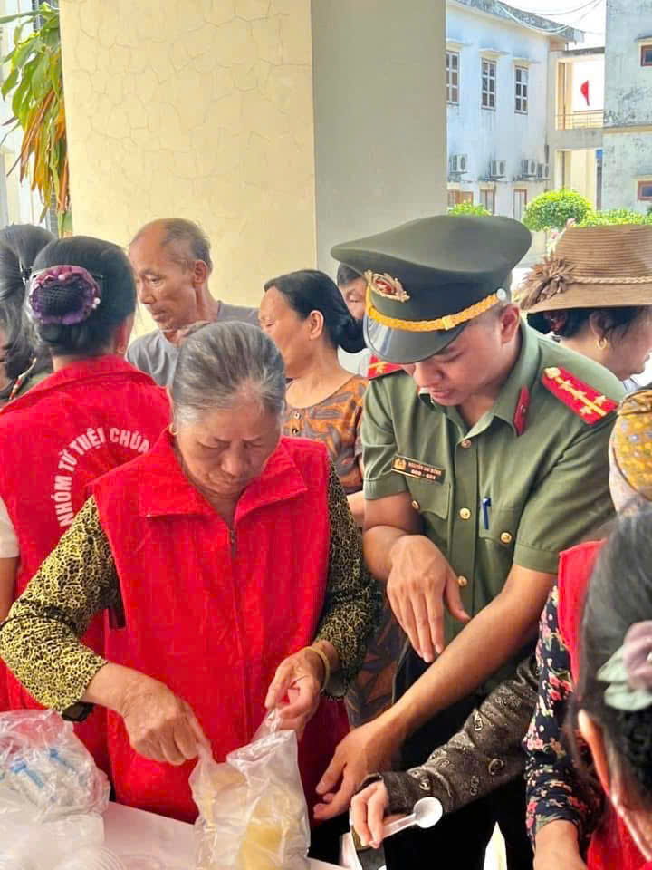 tặng cháo 4.jpg