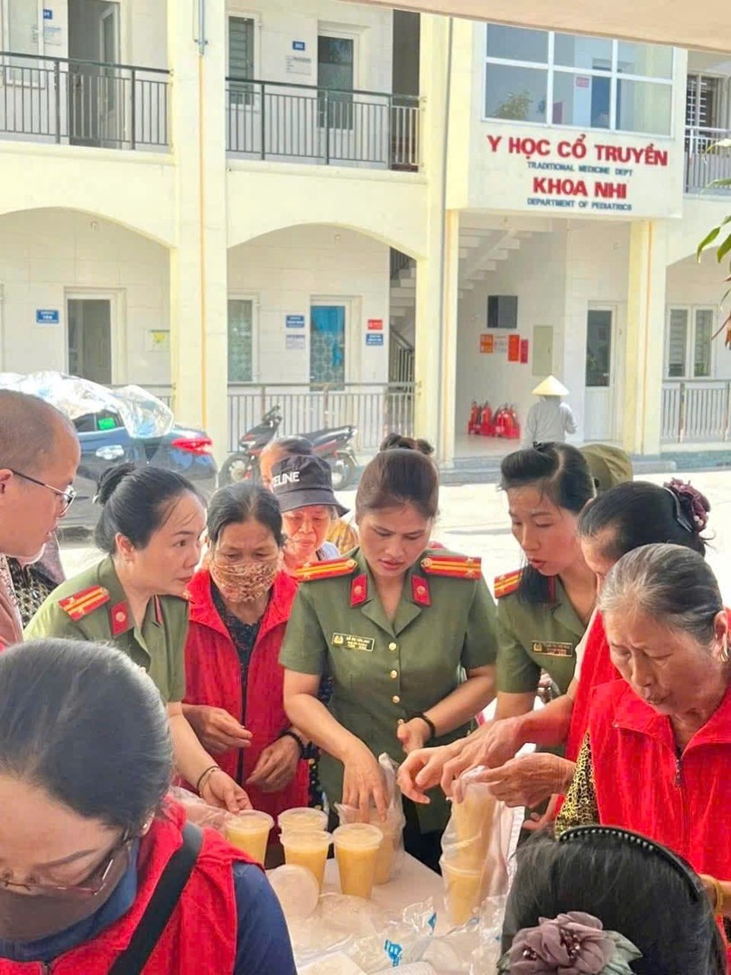 tặng cháo.jpg
