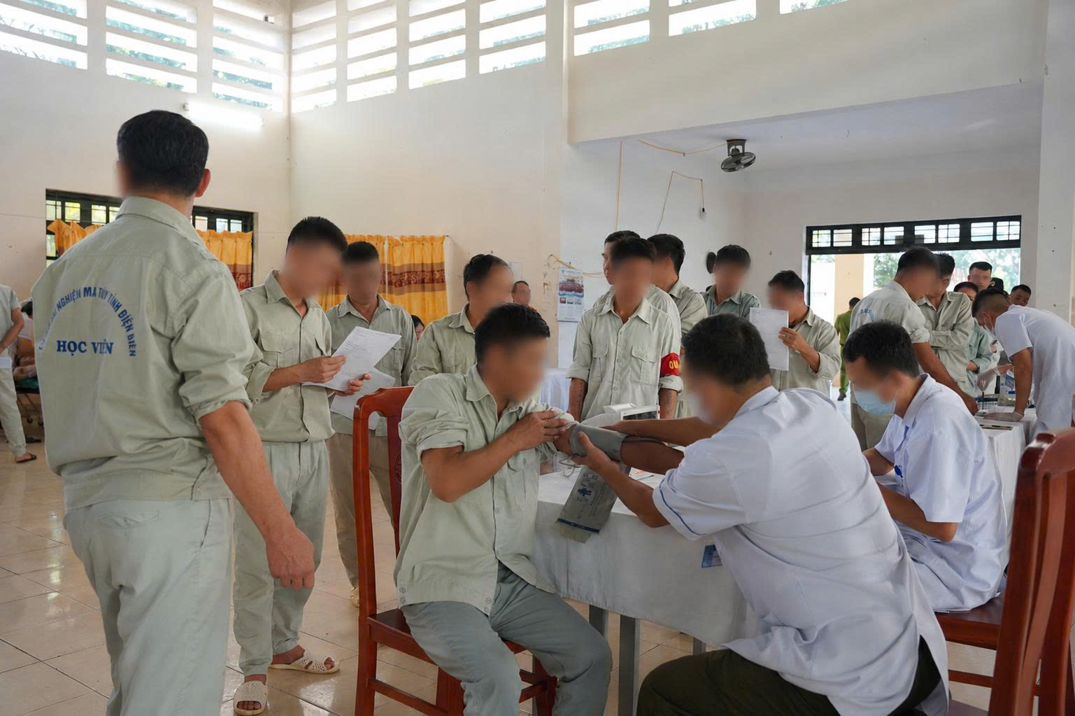 Học viên cơ sở cai nghiện ma túy tỉnh được đội ngũ y, bác sỹ thăm khám định kỳ.jpg