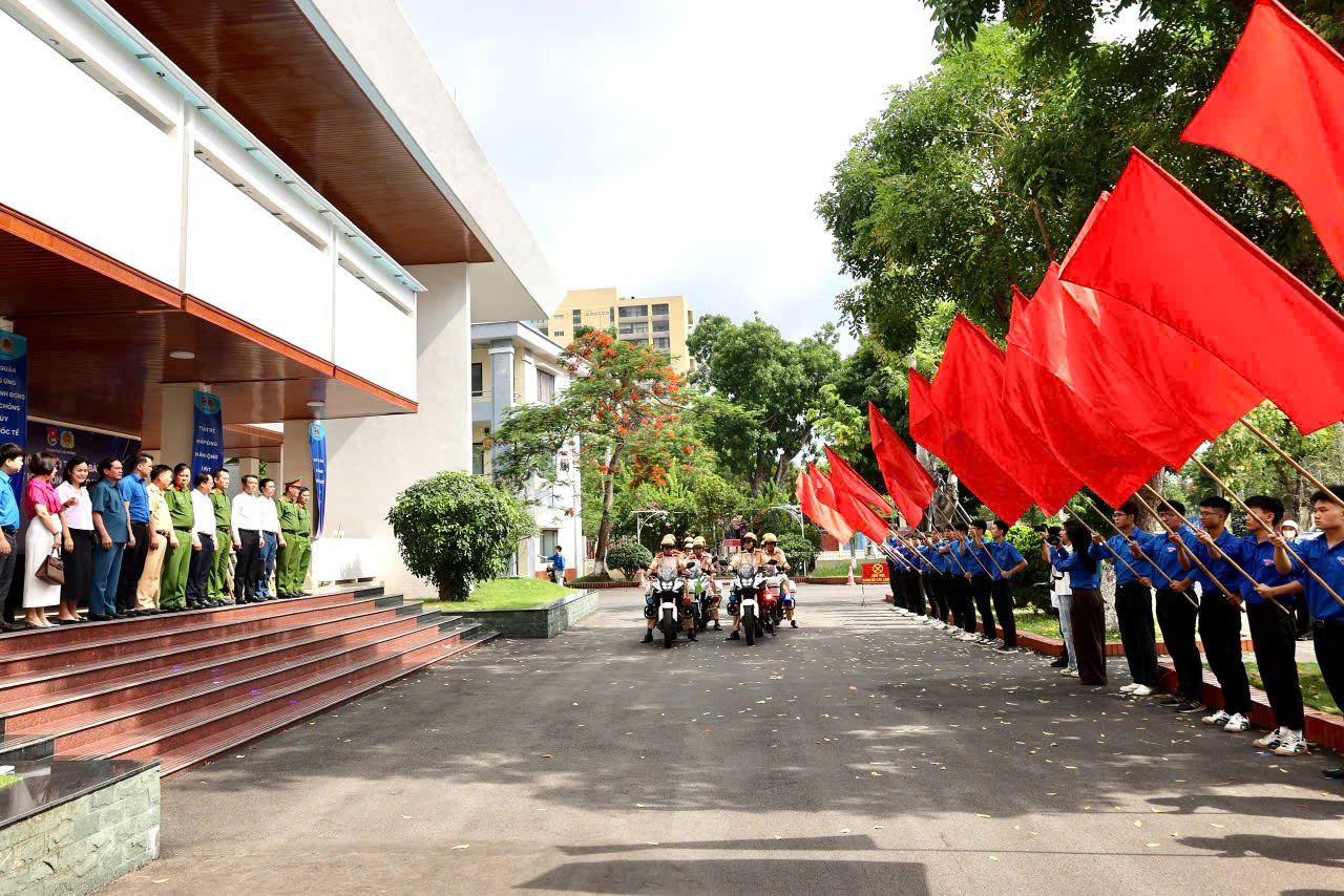 Thanh niên 7.jpg