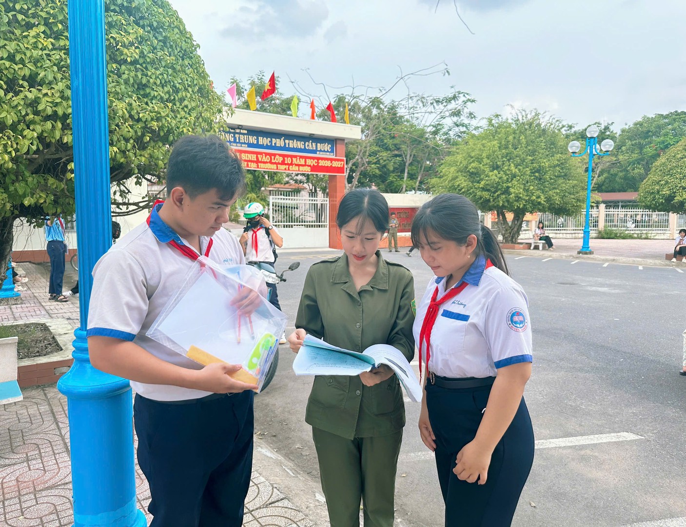 Hình 2 Các chị em lực lượng an ninh trật tự ở cở sở hỗ trợ tiếp sức mùa thi kỳ thi tuyển sinh lớp 10 năm học 2026-2027.jpg