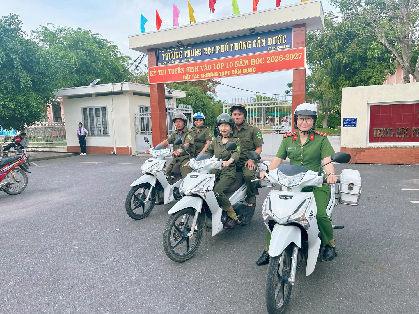 Hình 1 Lực lượng an ninh trật tự ở cở sở tham gia hỗ trợ an ninh trật tự trong thời gian diễn ra kỳ thi tuyển sinh lớp 10 năm học 2026-2027.jpg