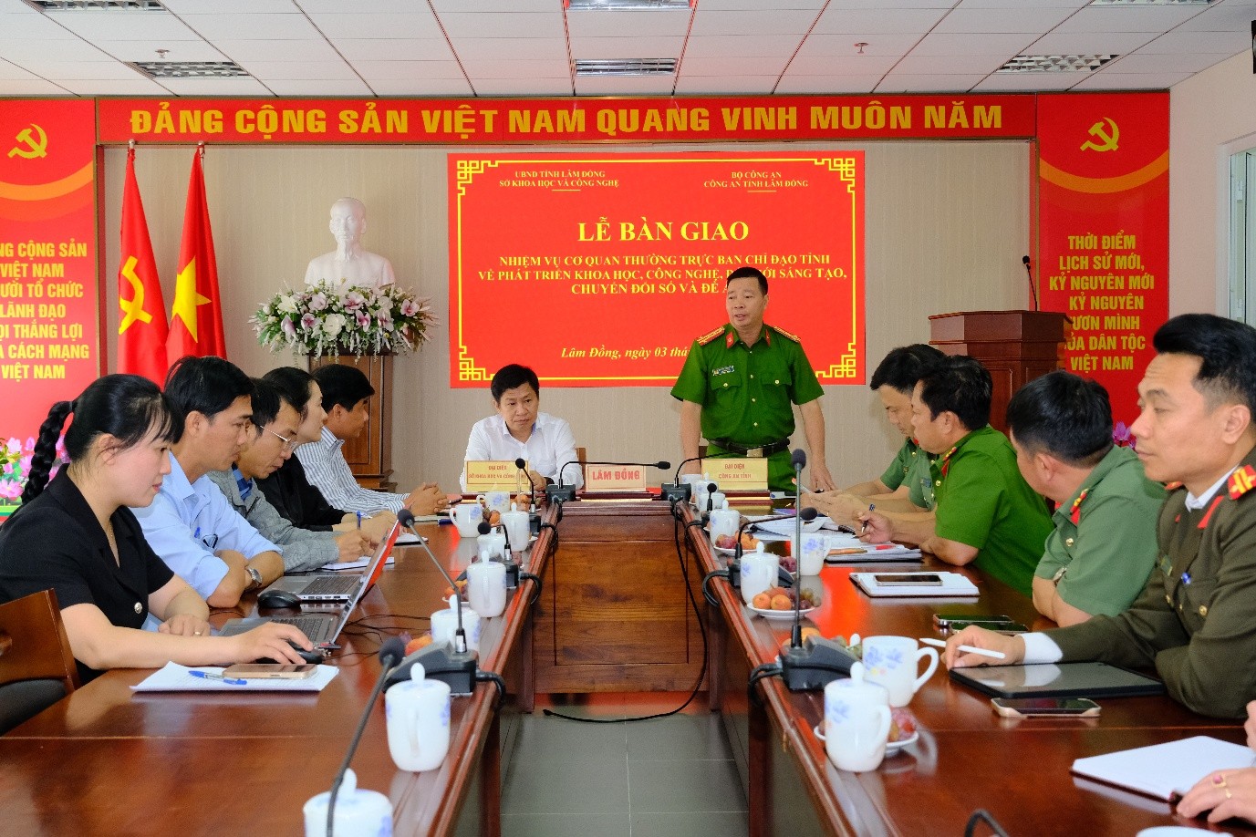 Bàn giao nhiệm vụ 2.jpg