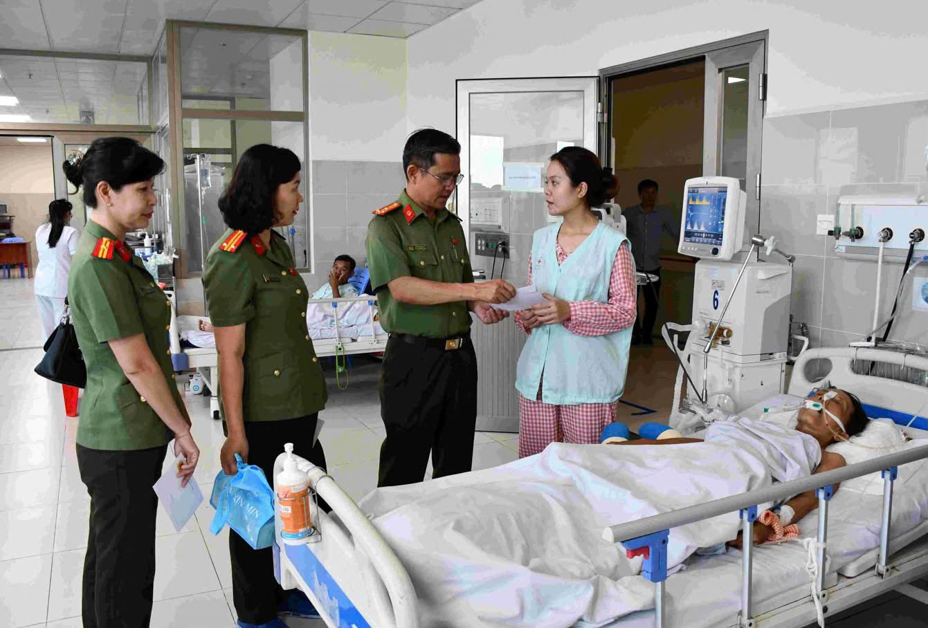 Trao quà tại Bệnh Viện Đa Kkoa Tiền Giang. Ảnh Thanh Việt.jpg