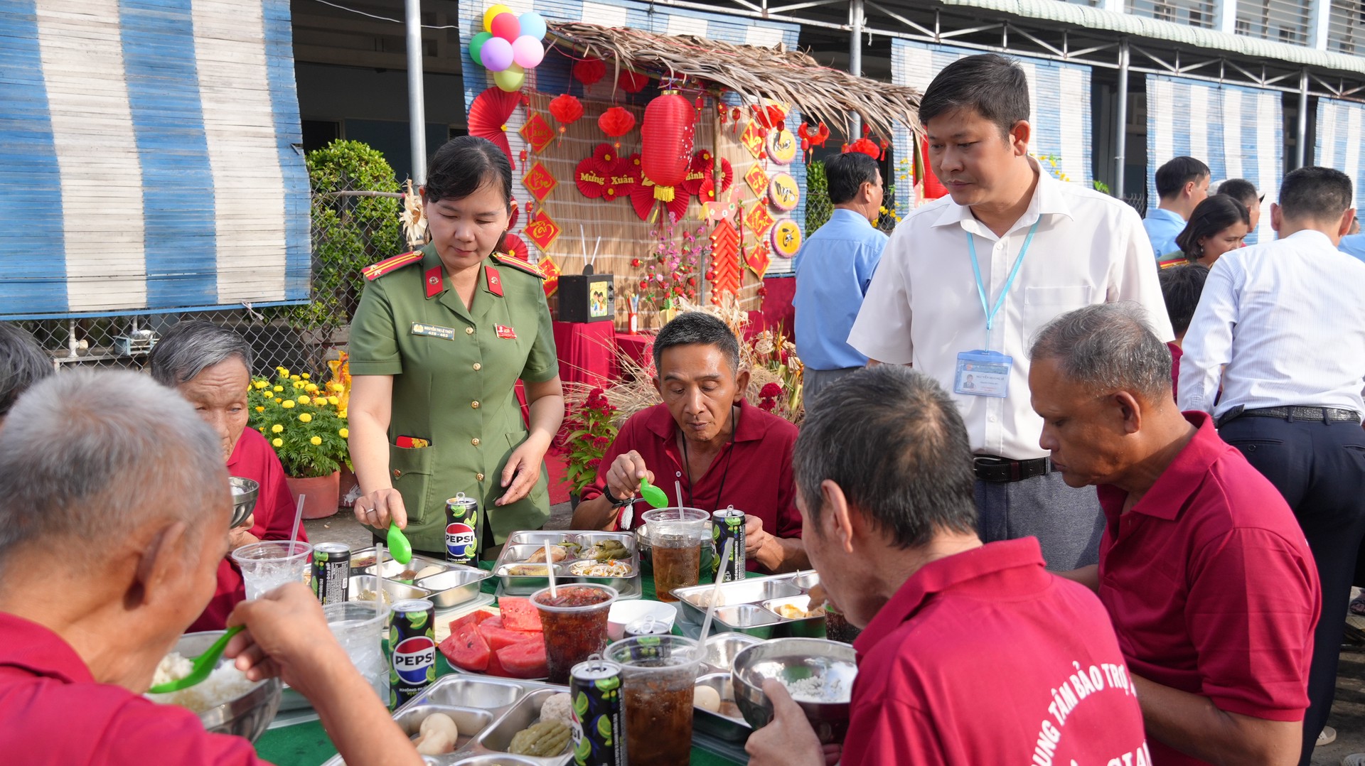 Chương trình “Bữa cơm nghĩa tình” tại Trung tâm Bảo trợ xã hội Tiền Giang. Ảnh Trọng Tín.JPG