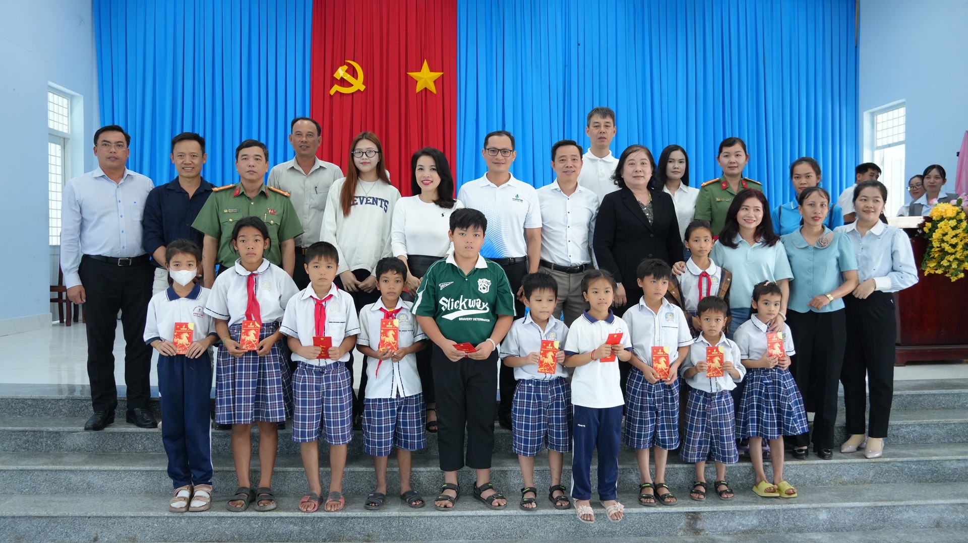 Trao quà tặng học sinh tại xã Tân Phú Đông. Ảnh Trọng Tín.JPG