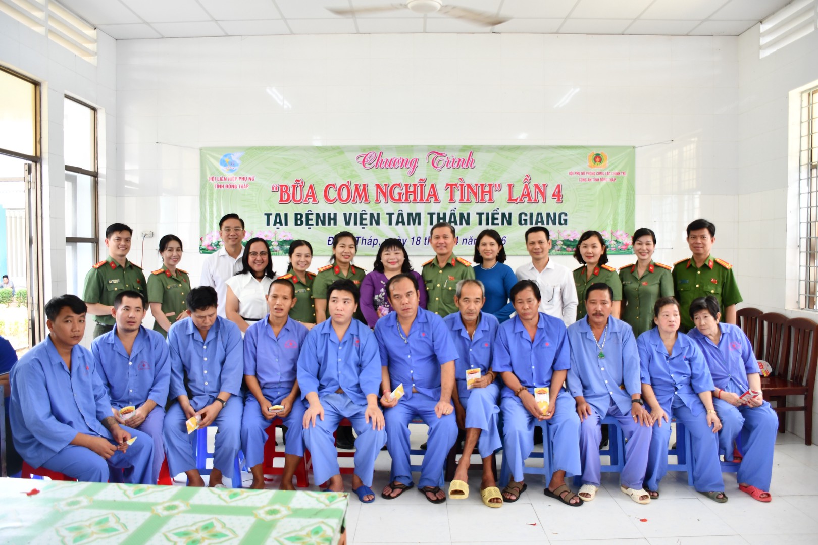Chương trình “Bữa cơm nghĩa tình” tại Bệnh viện Tâm thần Tiền Giang. Ảnh Thanh Việt.JPG