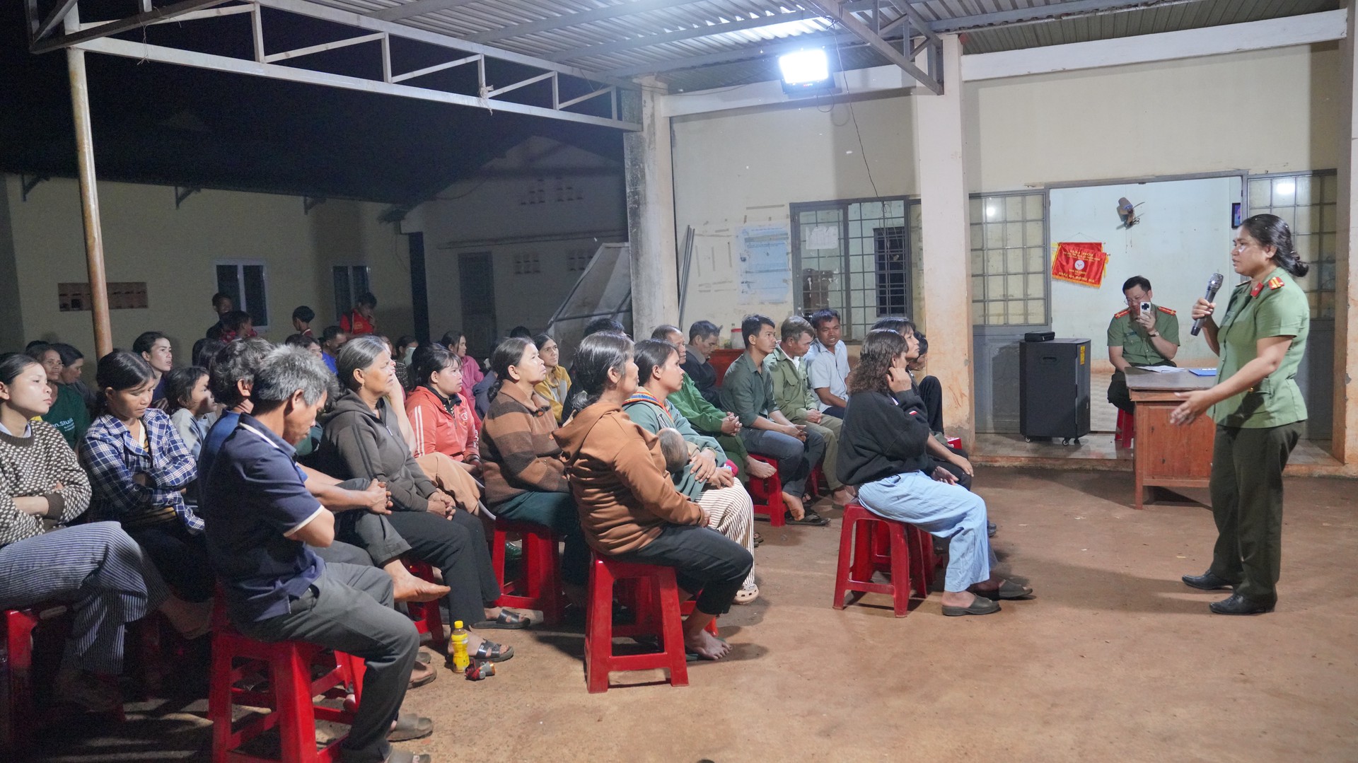7. can bo CA tuyên truyền, giải thích cho bà con vì sao không theo Blung Hlâu.JPG