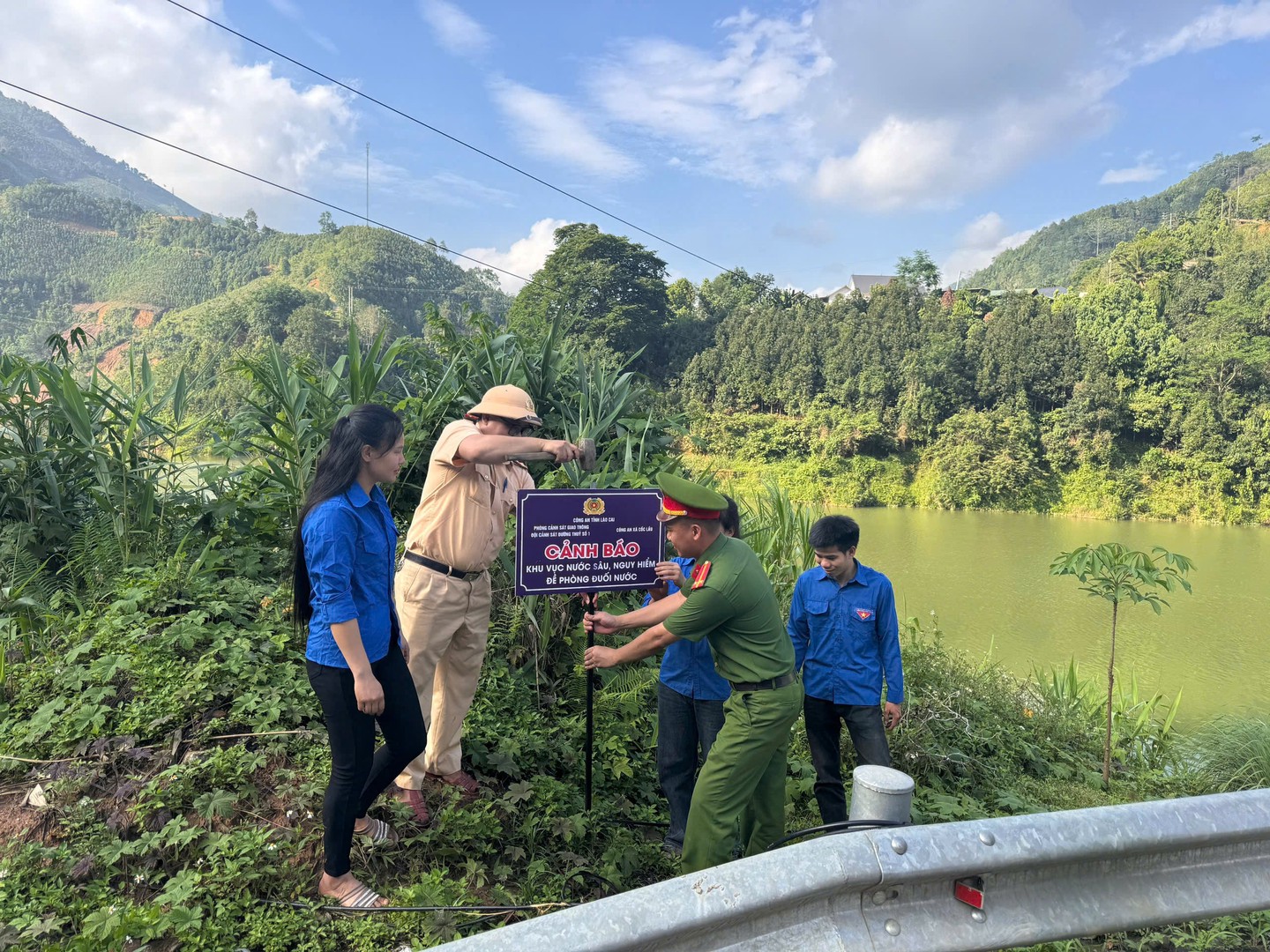 Công an xã Cốc Lầu phối hợp cùng đoàn thanh niên xã và phòng Cảnh sát giao thông Công an tỉnh Lào Cai rà soát cắm biển cảnh báo tại khu vực hồ Thủy Điện.jpg