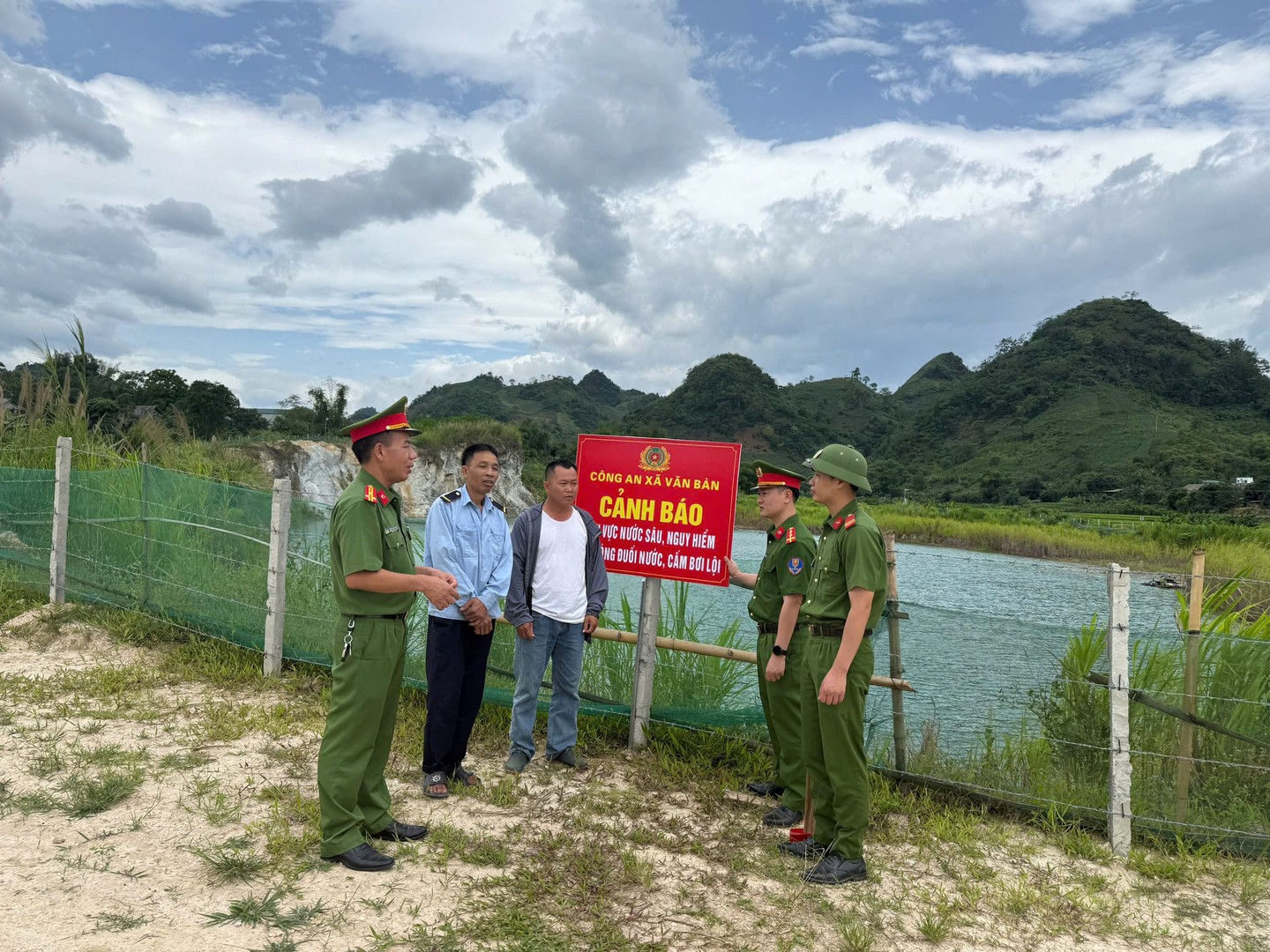 Công an xã Văn Bàn cắm biển cảnh báo, tuyên truyền nhắc nhở người dân nâng cao ý thức phòng chống đuối nước.jpg