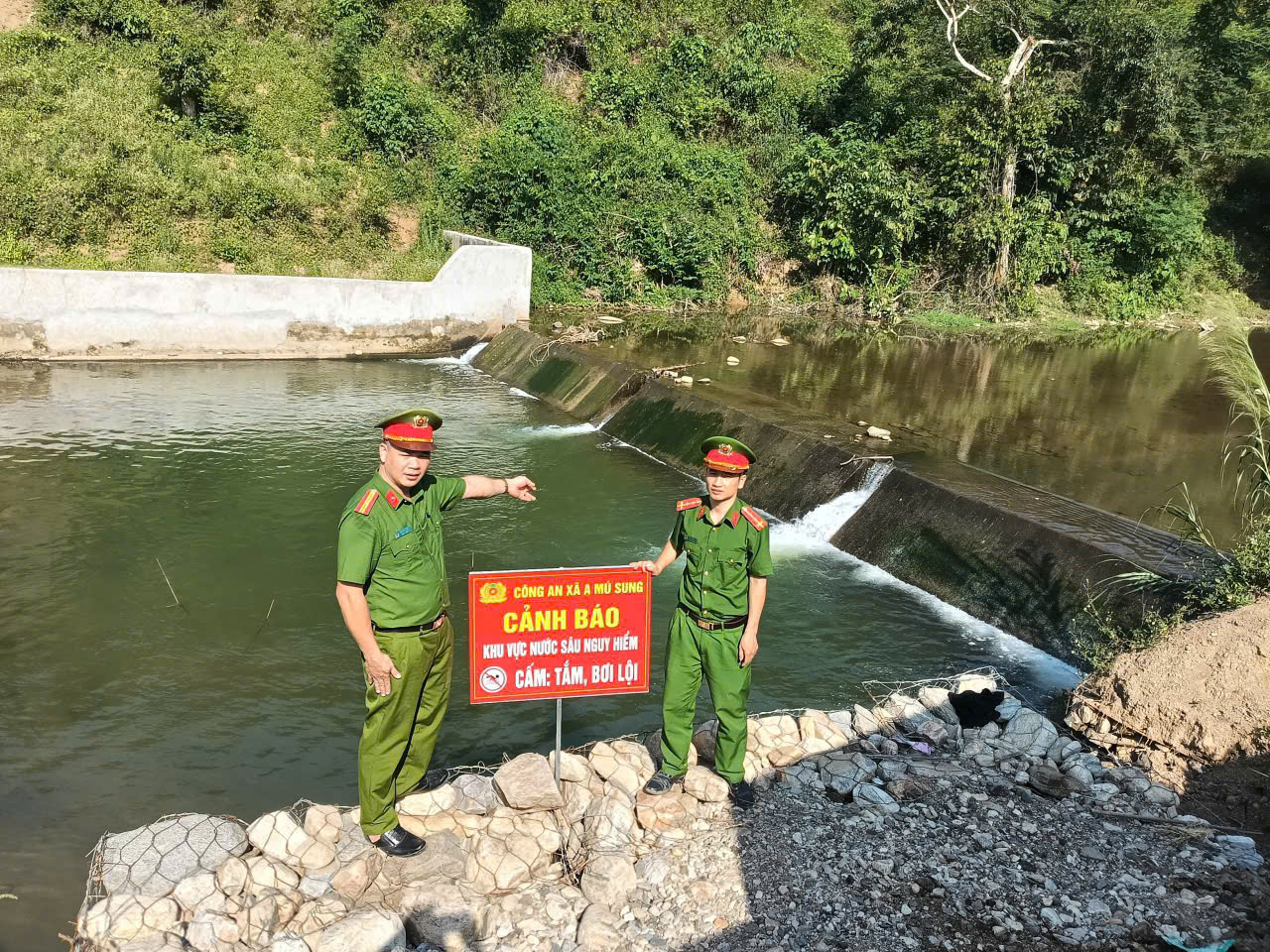 Hàng trăm biển cảnh báo nguy hiểm - khu vực nước sâu được lắp đặt, cảnh báo tại các điểm có nguy cơ tiềm ẩn tai nạn đuối nước xảy ra.jpg