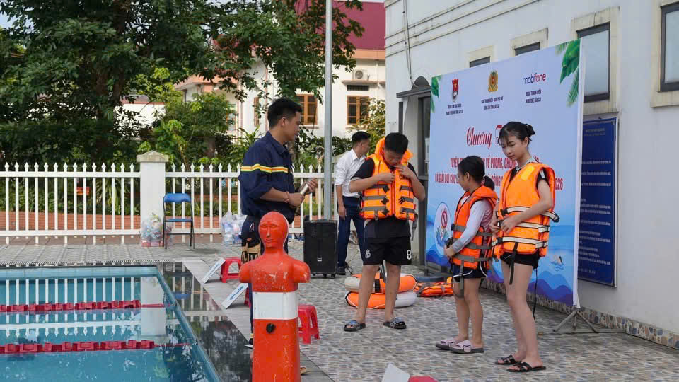 Ban thanh niên Công an tỉnh Lào Cai tổ chức buổi thực hành tuyên truyền và giải bơi mở rộng cho con em cán bộ, chiến sỹ, công nhân viên trong Công an tỉnh.jpg
