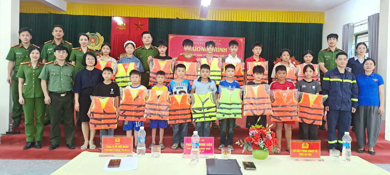 Công an xã Tân Lĩnh tuyên truyền và tặng áo phao cho các hộ gia đình gần khu vực sông suối.jpg