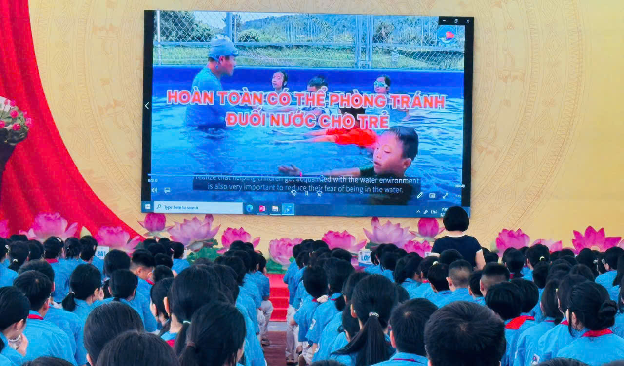 Trước kì nghỉ hè phòng Cảnh sát PCCC và CNCH Công an tỉnh và các đơn vị địa phương đã kịp thời tổ chức tuyên truyền cho các em học sinh để giúp các em có thêm kĩ năng phòng chống đuối nước.jpg