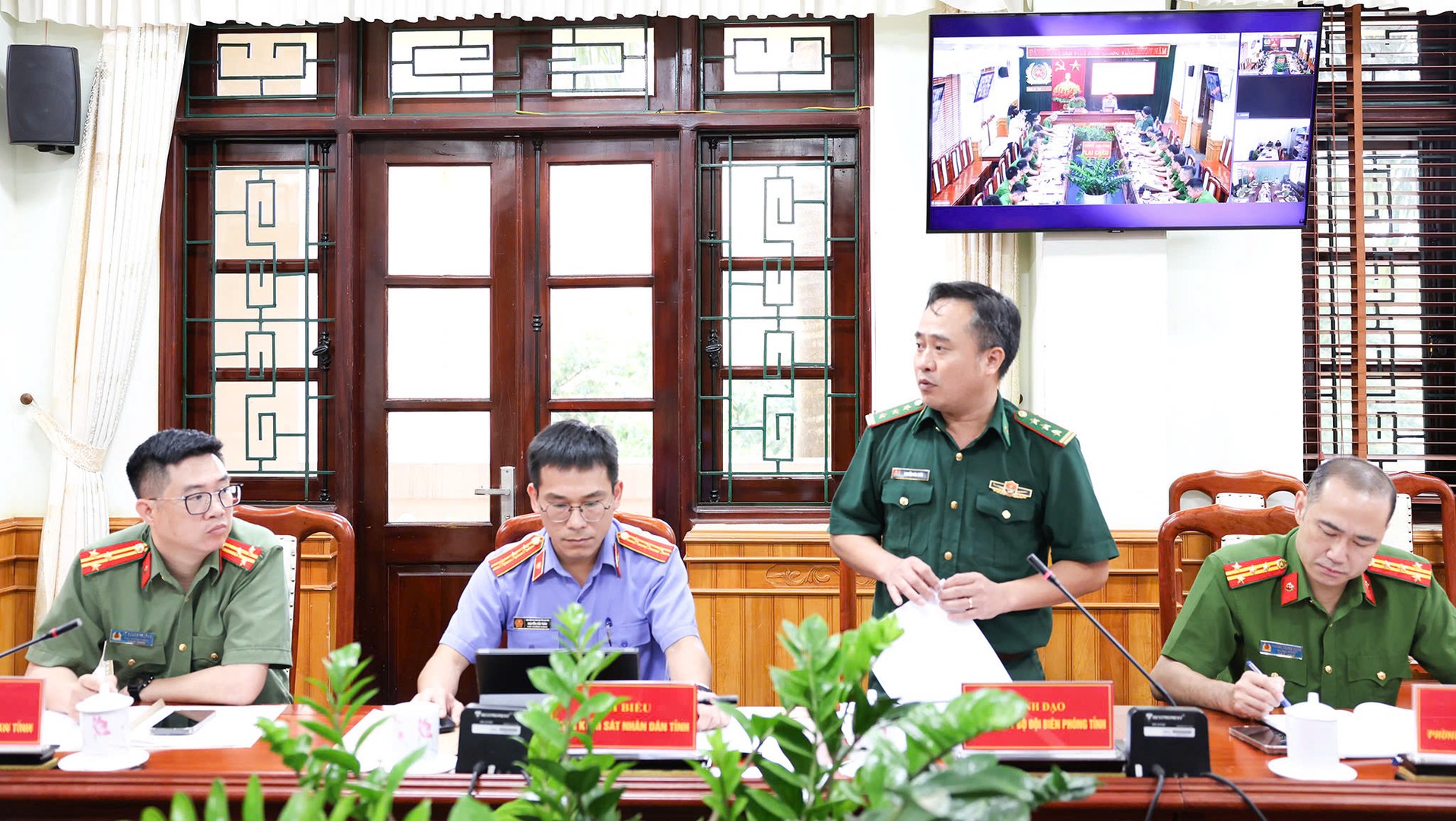 Đại biểu trao đổi, đề xuất giải pháp nâng cao hiệu quả công tác đấu tranh phòng, chống ma túy. (2).jpg