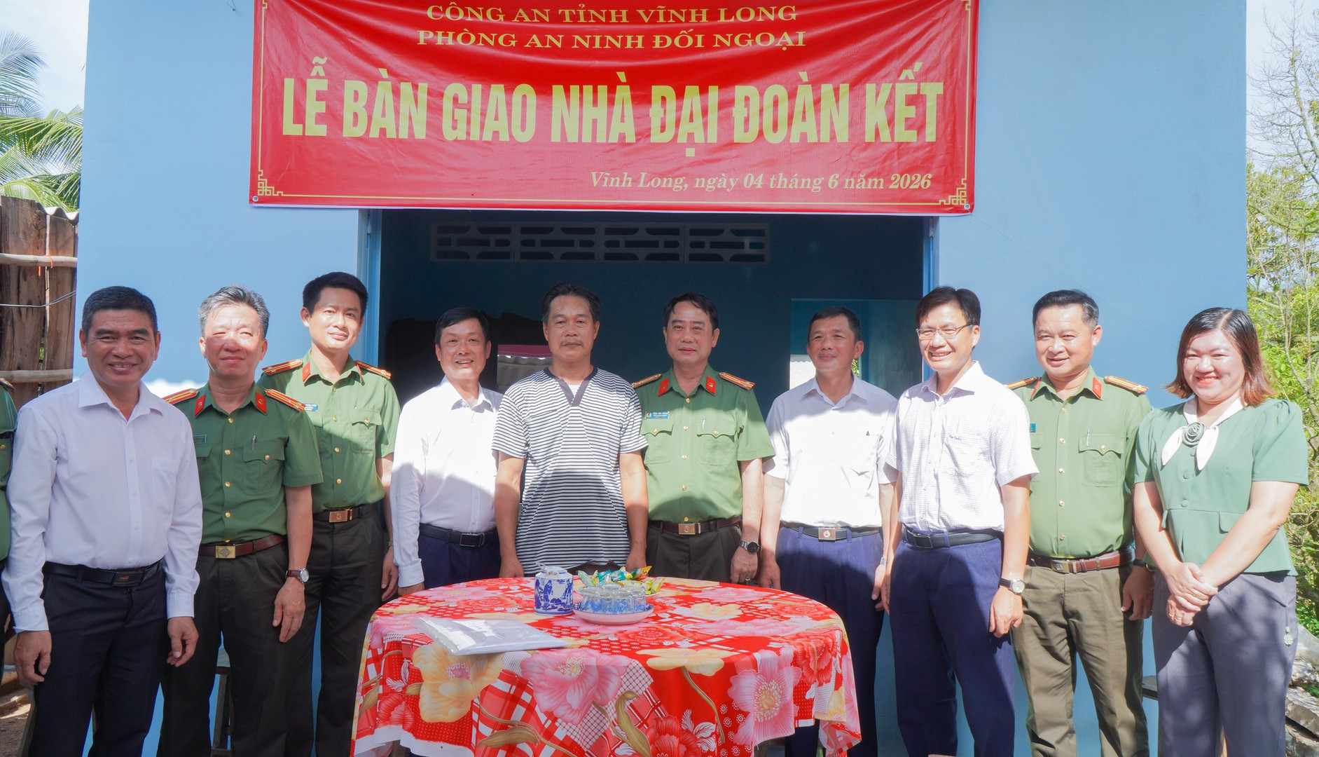 Phòng An ninh đối ngoại và chính quyền địa phương bàn giao nhà cho anh Huỳnh Hữu Nghĩa (2).jpg