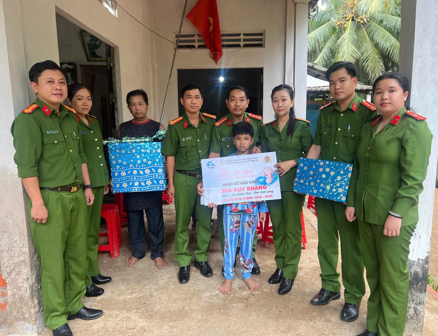 Đảng ủy - Ban Lãnh đạo và Hội PN phòng cùng CA xã Phước Mỹ Trung tặng quà cho cháu và gia đình.jpg
