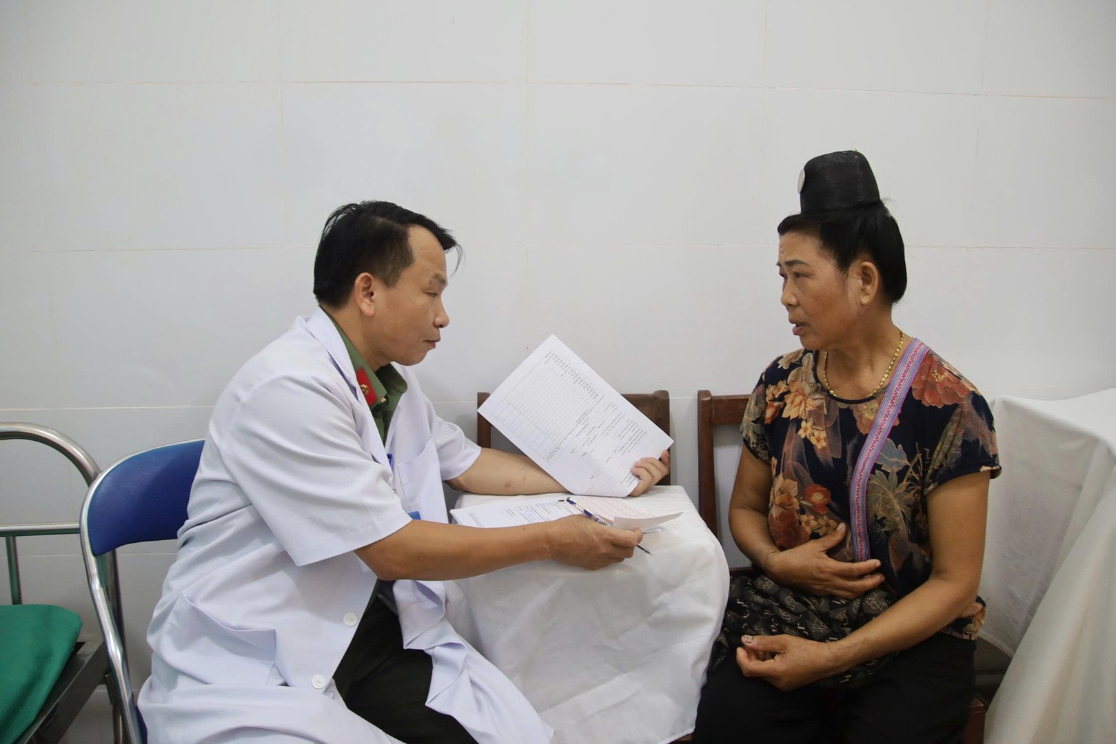 Bác sĩ trao đổi tình trạng sức khỏe với bệnh nhân..jpg