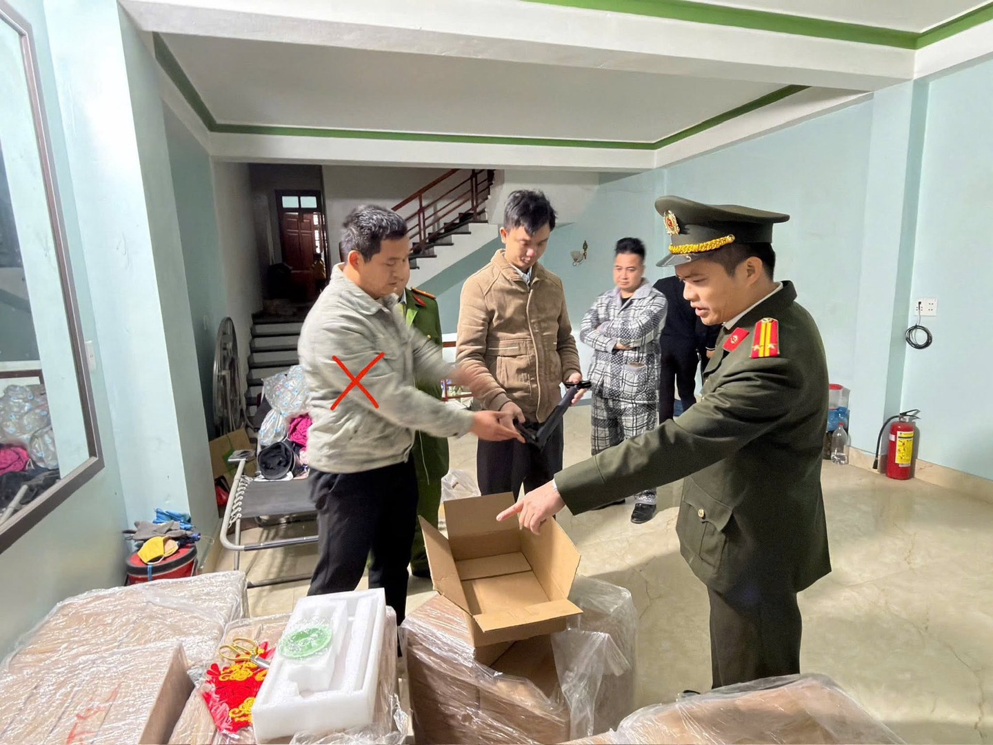 Cơ quan Công an tiến hành khám xét và thu giữ tang vật tại kho hàng (xã Hoàng Văn Thụ, tỉnh Lạng Sơn) của đối tượng Yang Yifeng (người Trung Quốc).jpg
