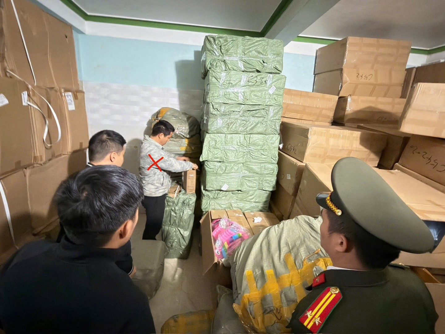 Cơ quan Công an tiến hành khám xét và thu giữ tang vật tại kho hàng (xã Hoàng Văn Thụ, tỉnh Lạng Sơn) của đối tượng Yang Yifeng (người Trung Quốc)-1.jpg
