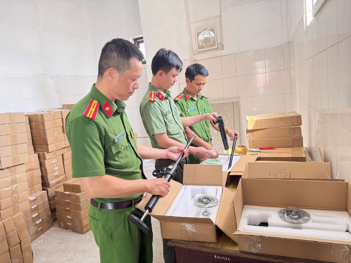 Tang vật thu giữ.jpg