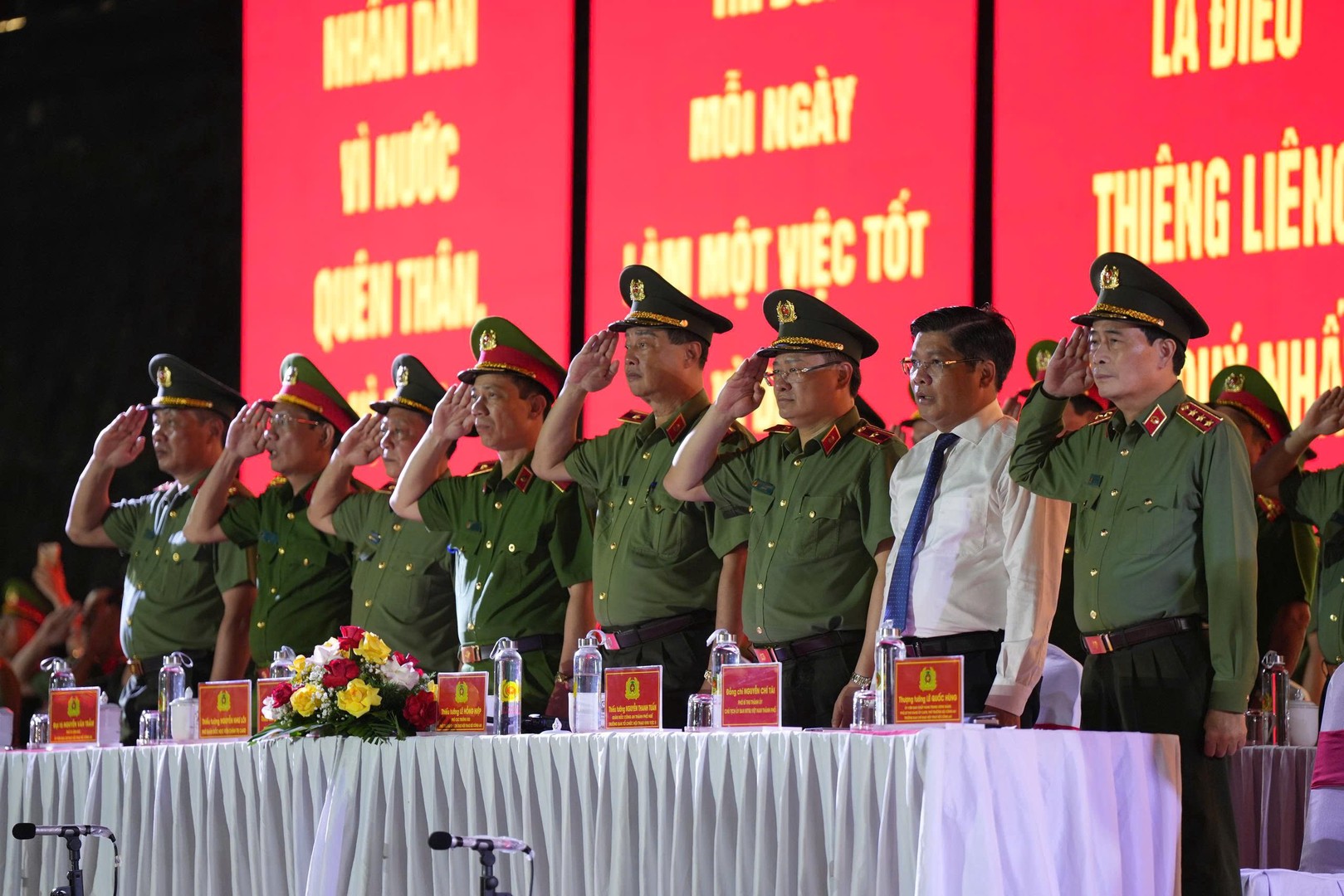 ảnh chào cờ.jpg