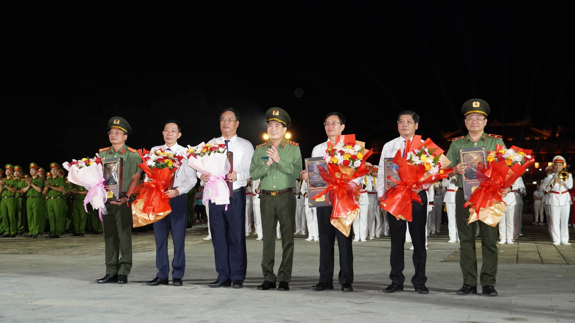 ảnh tặng quà.jpg