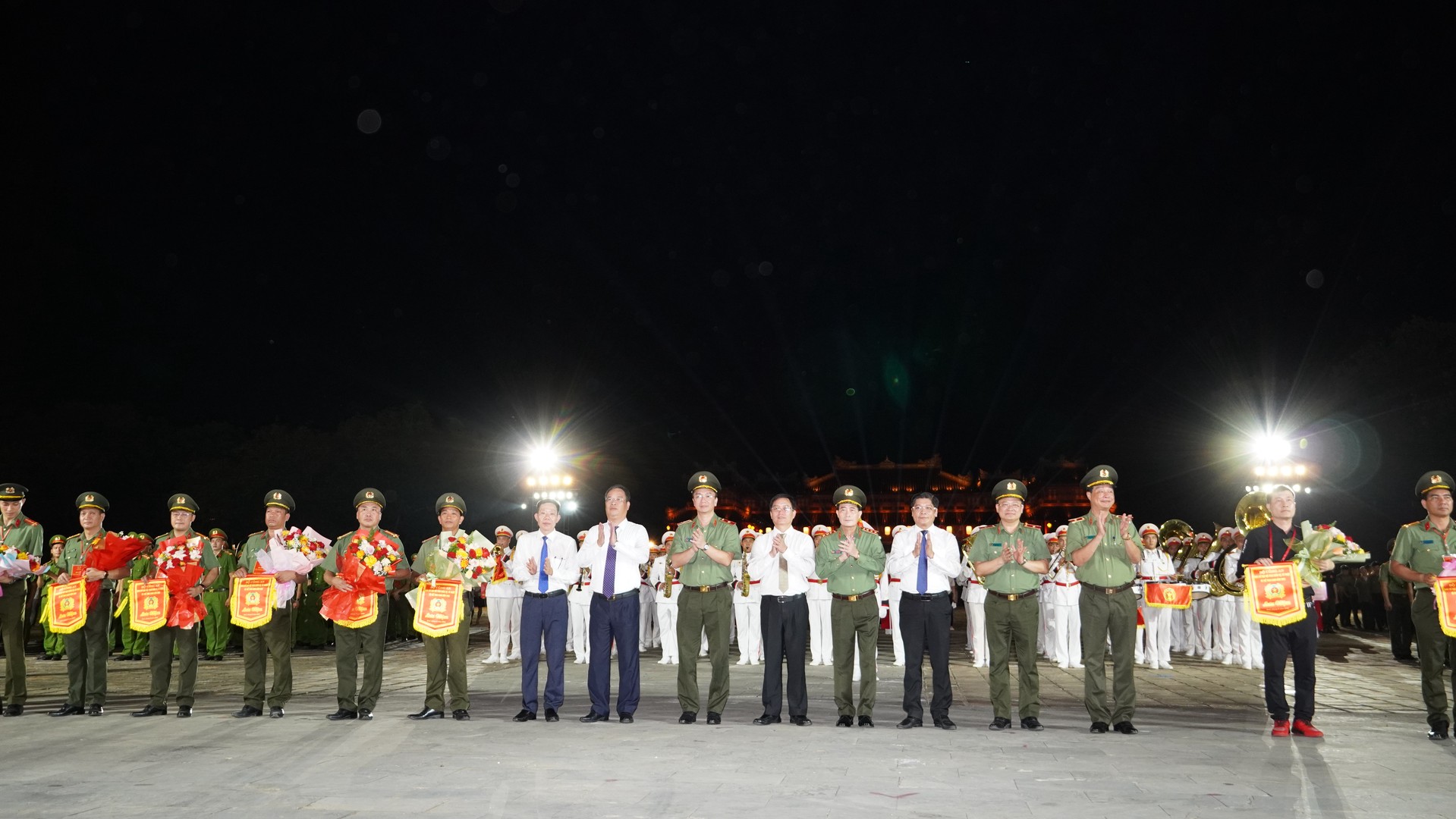 ảnh tặng hoa.jpg
