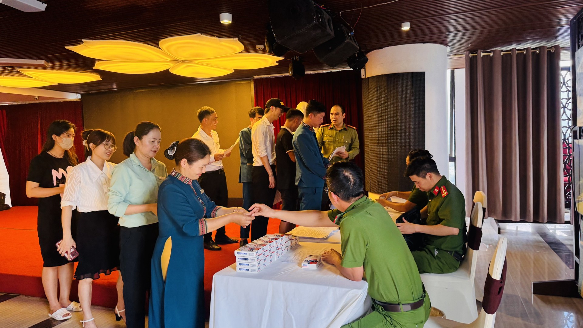 Không chờ kiểm tra, khách sạn Amazing chủ động trang bị kit test ma tuý và phối hợp với Công an phường Sa Pa test đột xuất nhân viên trong khách sạn.jpg