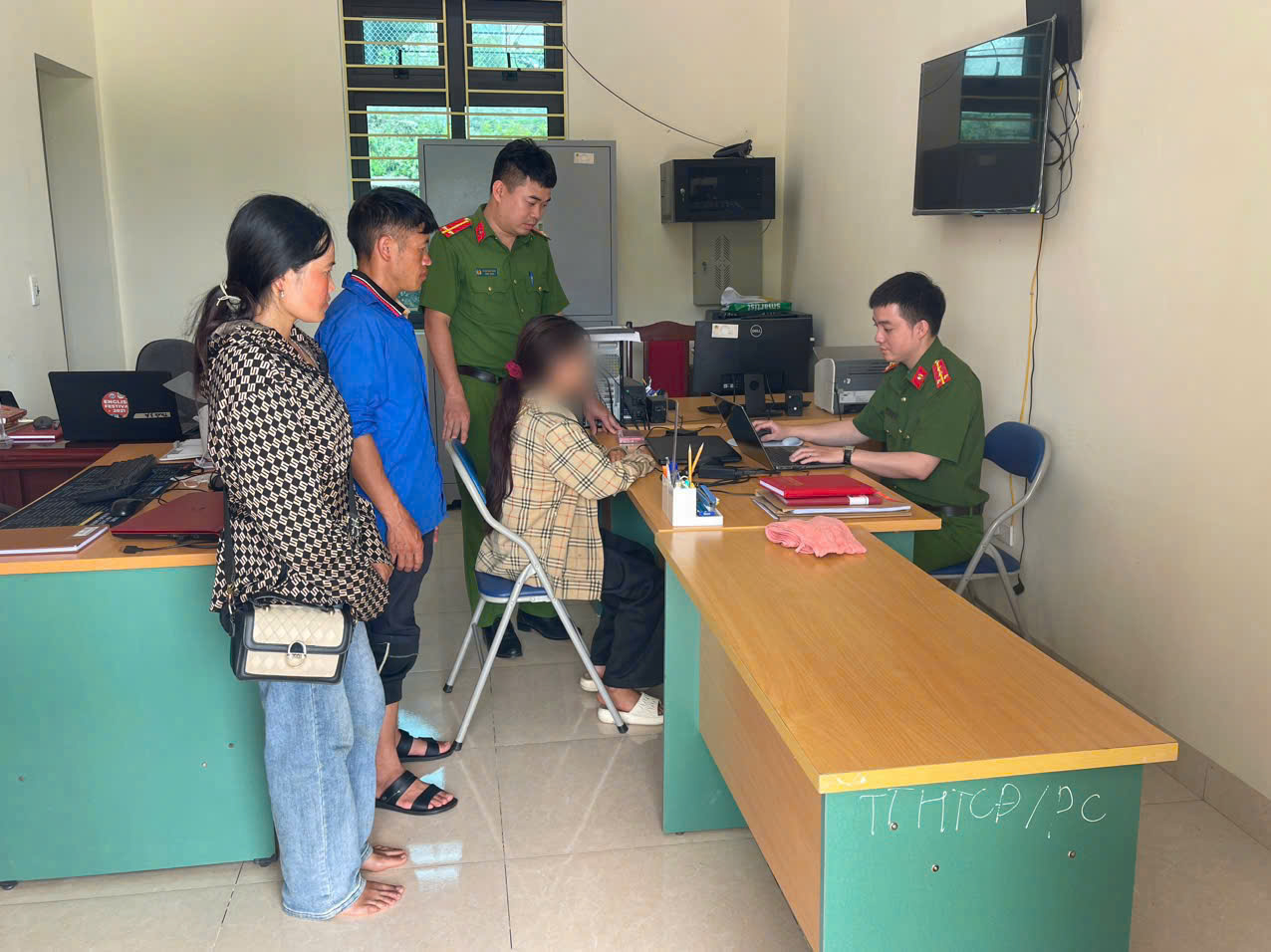 Công an xã Bản Xèo tuyên truyền, động viên thiếu niên trở về nhà.jpg