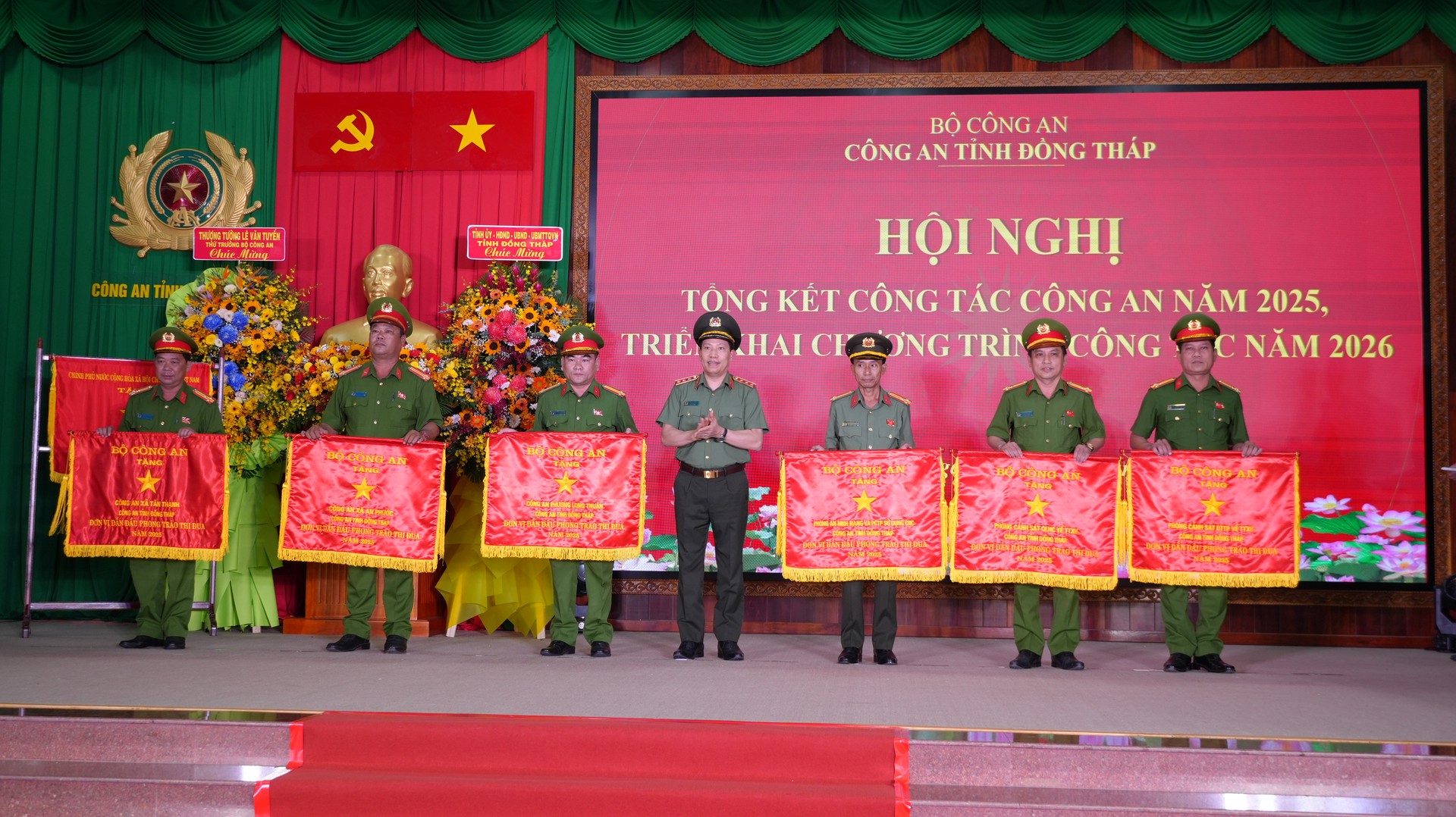 Thượng tướng Lê Văn Tuyến, Thứ trưởng Bộ Công an trao cờ thi đua cho các đơn vị cơ sở và Công an cấp xã đạt thành tích xuất sắc trong năm 2025.JPG