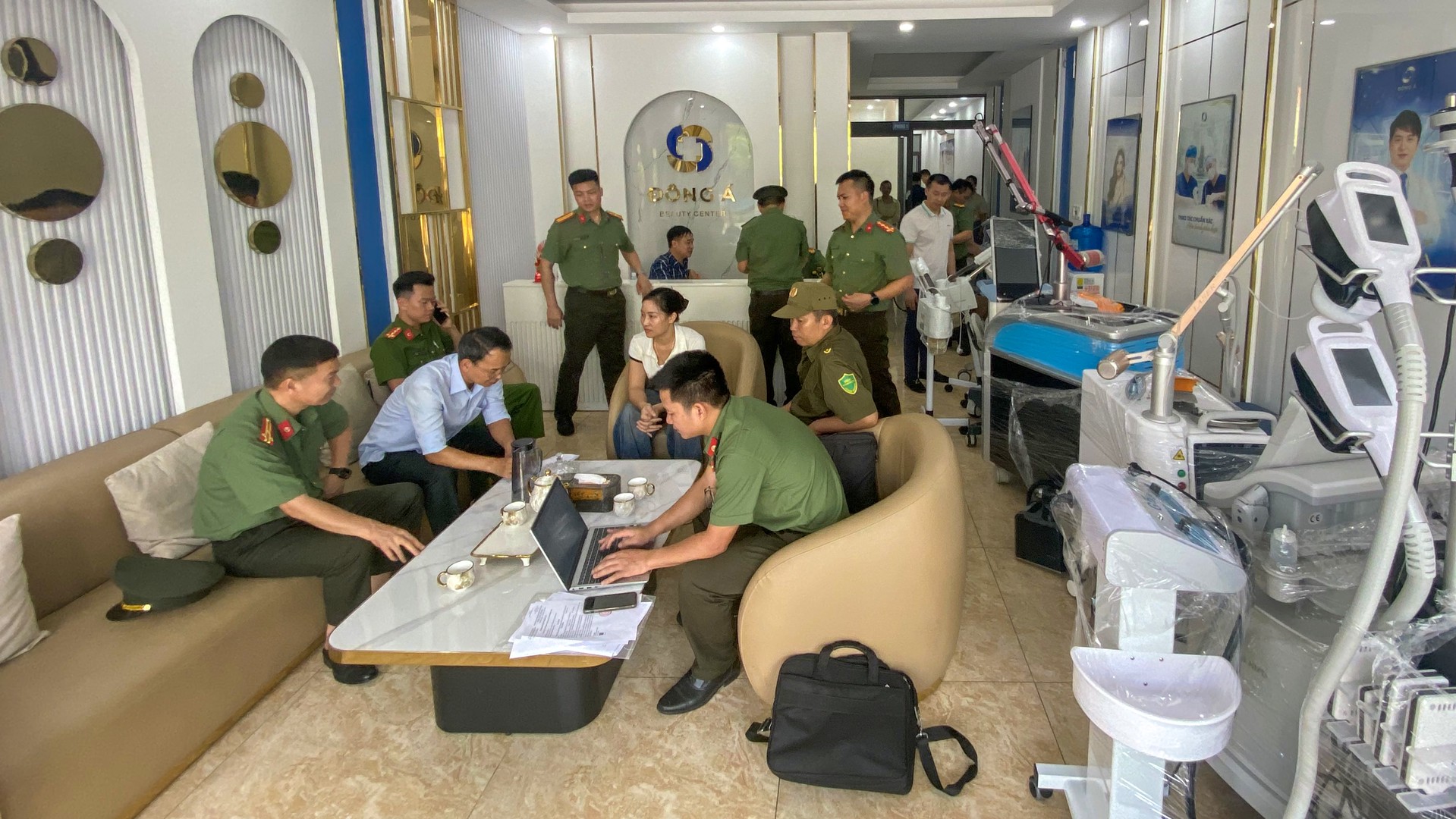 1. Lực lượng chức năng khám xét tại cơ sở Đông Á Beauty Center (phường Vĩnh Phúc, tỉnh Phú Thọ).jpg