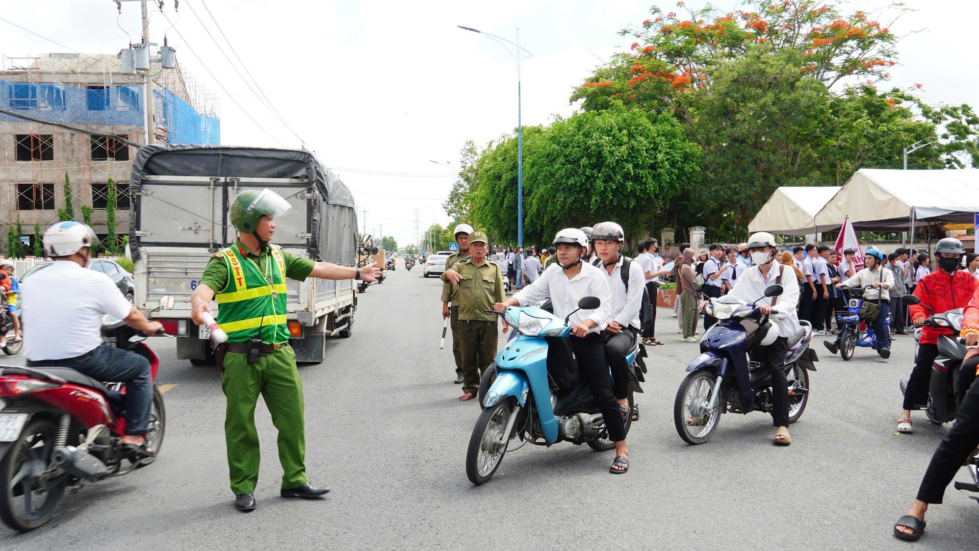 Lực lượng Công an cơ sở bảo đảm trật tự, an toàn giao thông tại khu vực điểm thi.jpg