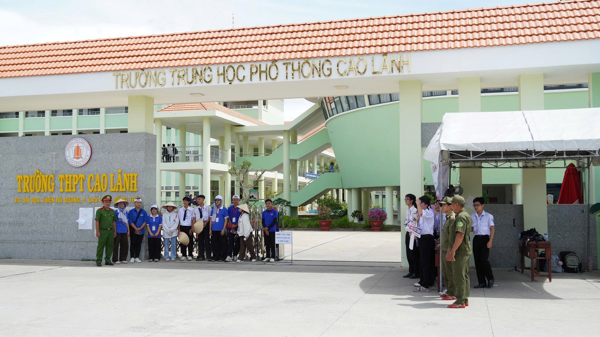 Công an phường Cao Lãnh bảo vệ an ninh, trật tự và hỗ trợ thí sinh dự thi tại điểm trường Trung học phổ thông Cao Lãnh.jpg