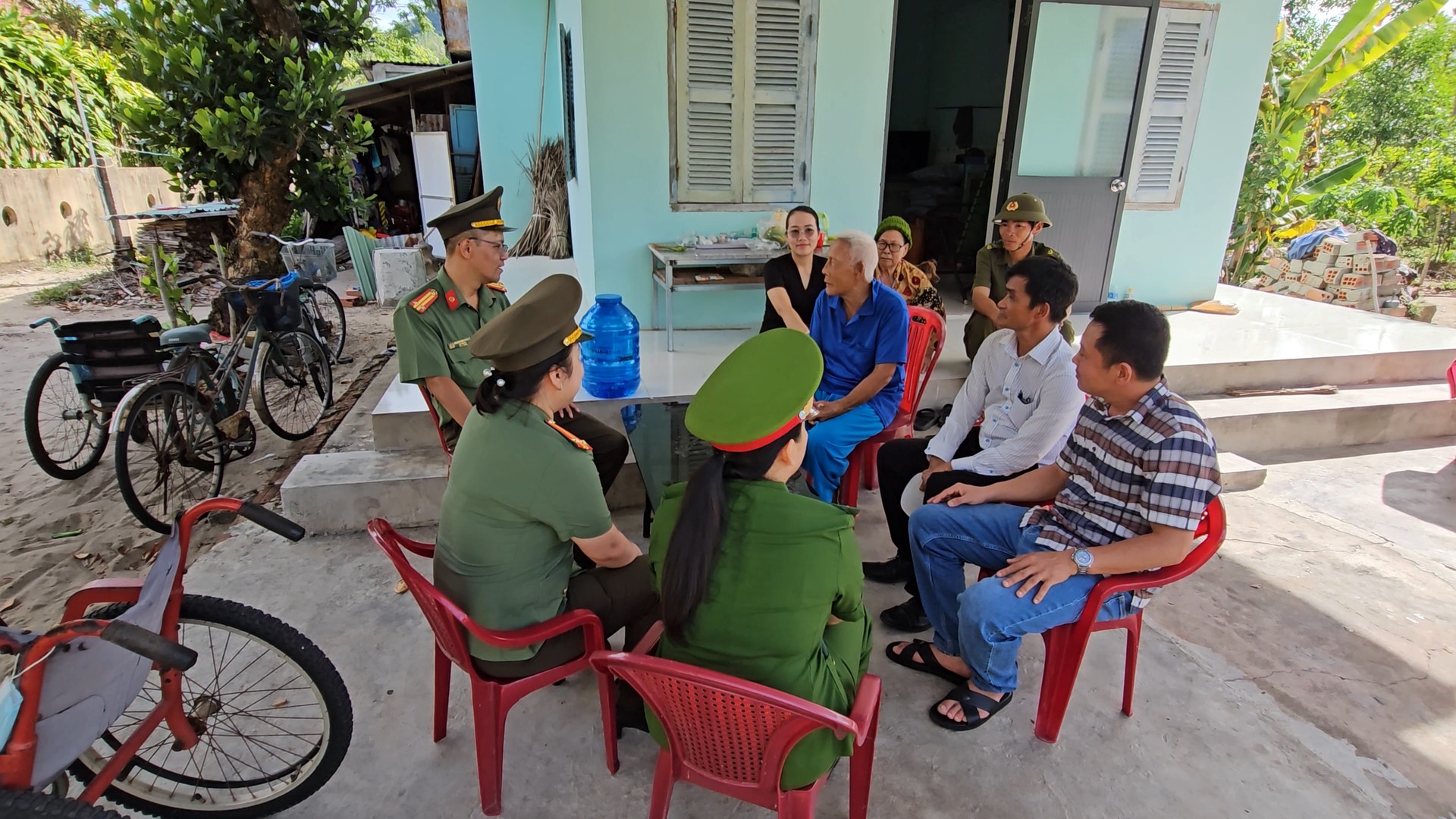 Lực lượng Công an đến thăm nắm tình hình, tuyên truyền tại nhà ông Trần Giàu.jpg