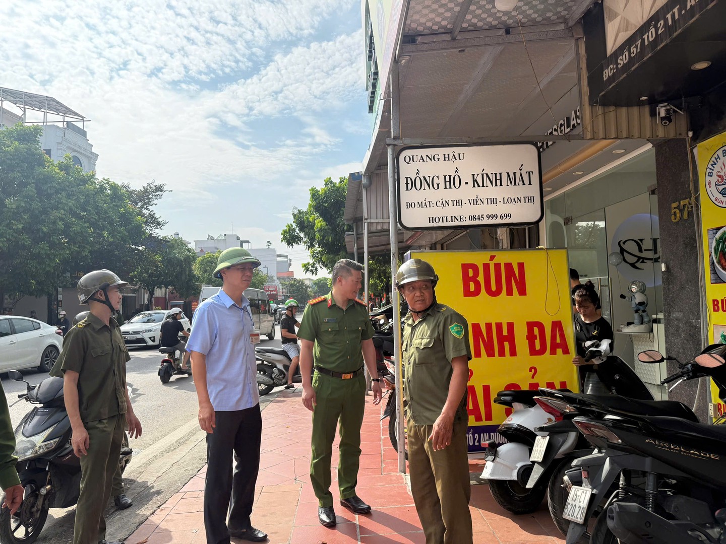 Lãnh đạo UBND nhiều xã, phường, đặc khu trực tiếp tham gia các đoàn kiểm tra, chỉ đạo công tác xử lý vi phạm.jpg