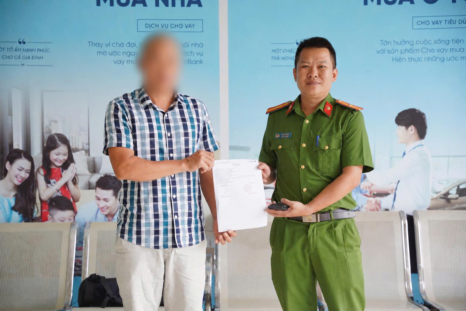 Thiếu tá Lò Văn Dũng hoàn tất thủ tục trao trả tiền cho người thân chị Hương.jpg