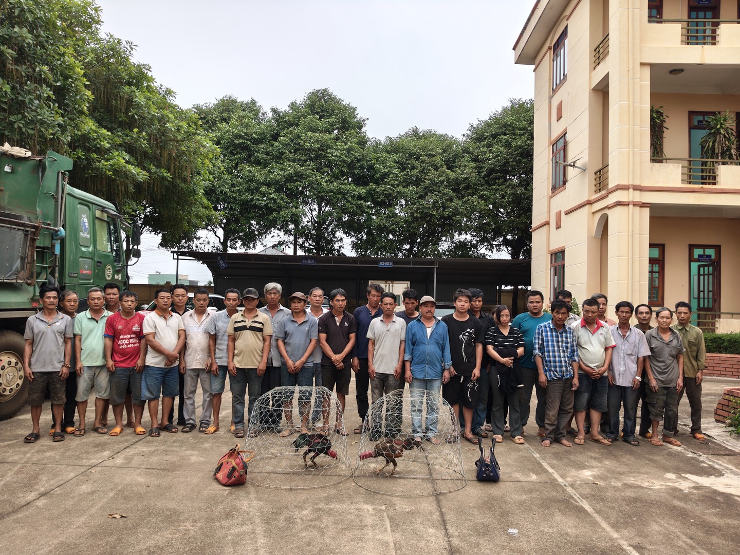 31 DOI TUONG BI BAT GIU.jpg