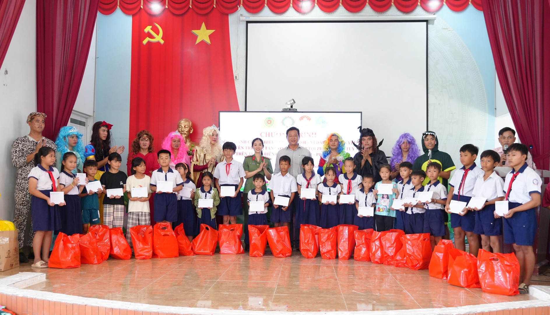 Trao quà tặng các em học sinh vượt khó, học tốt. Ảnh Trọng Tín (3).JPG