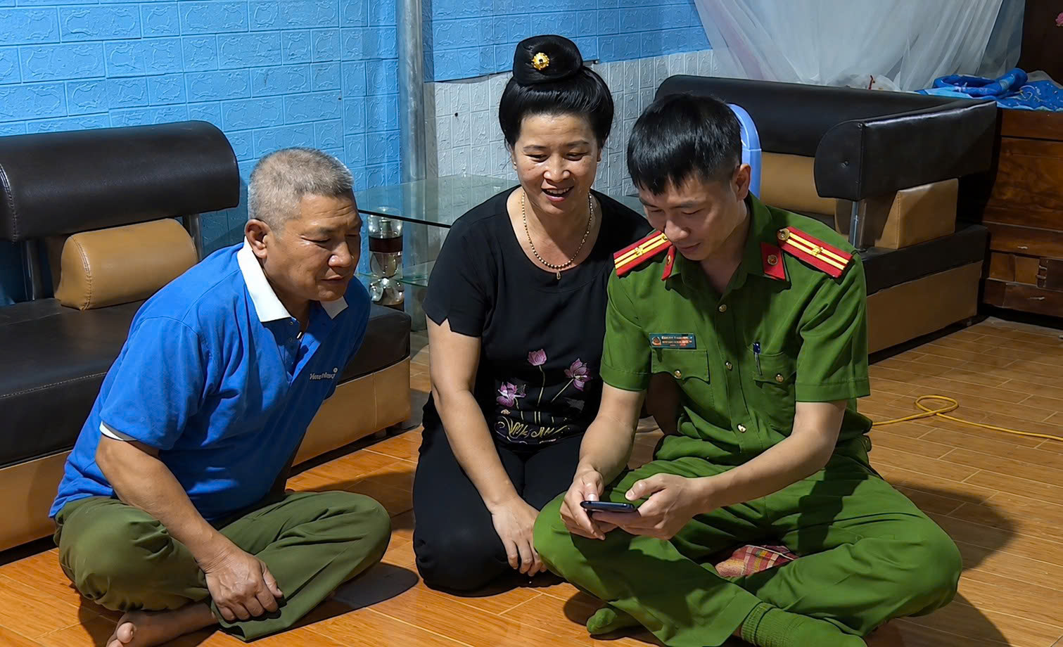 Công an phường Điện Biên Phủ hướng dẫn người dân tham gia nhóm zalo để cung cấp tin báo, tố giác tội phạm và phòng, chống ma túy tại cơ sở..jpg