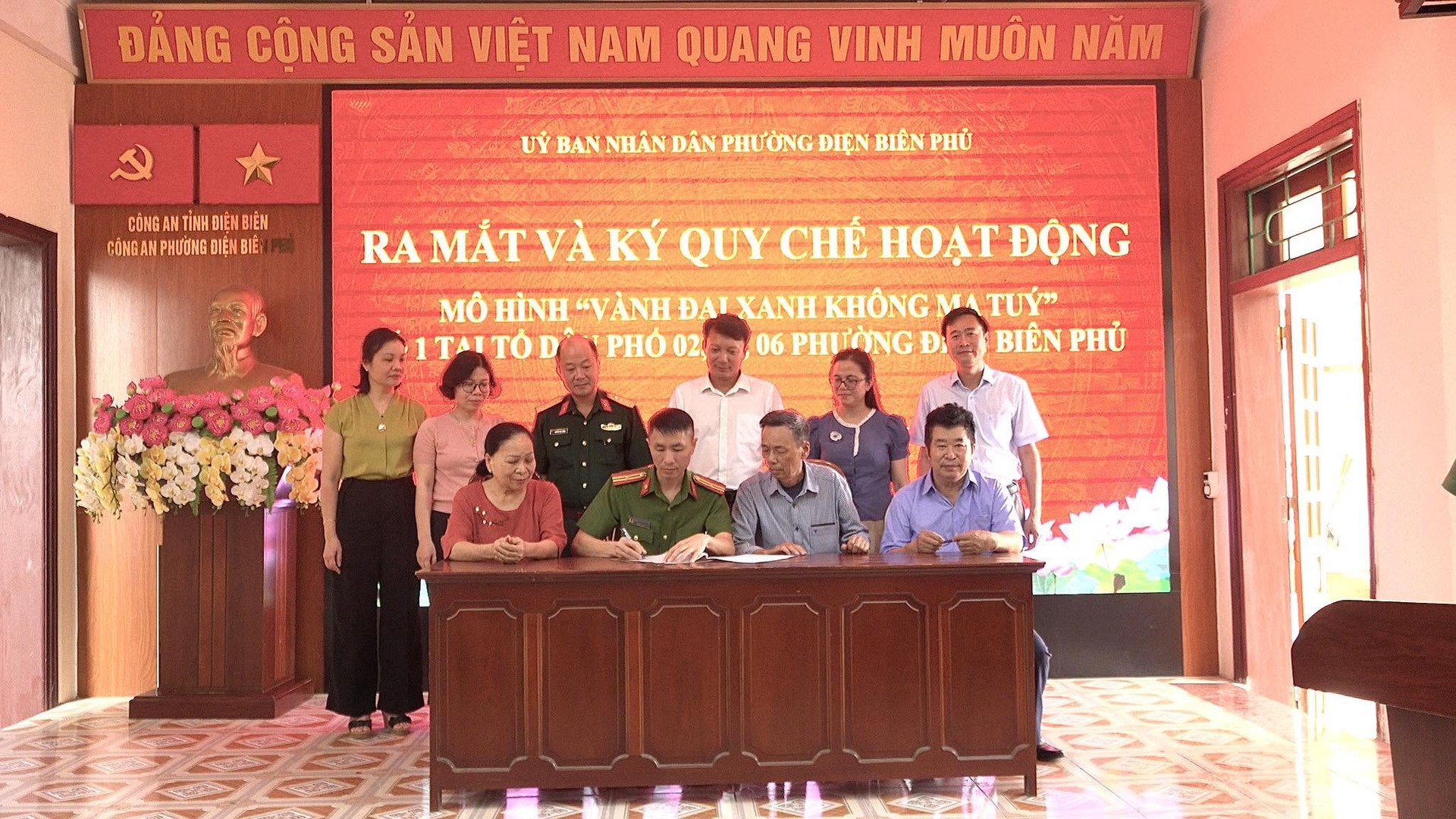 Ký cam kết thực hiện mô hình.jpg