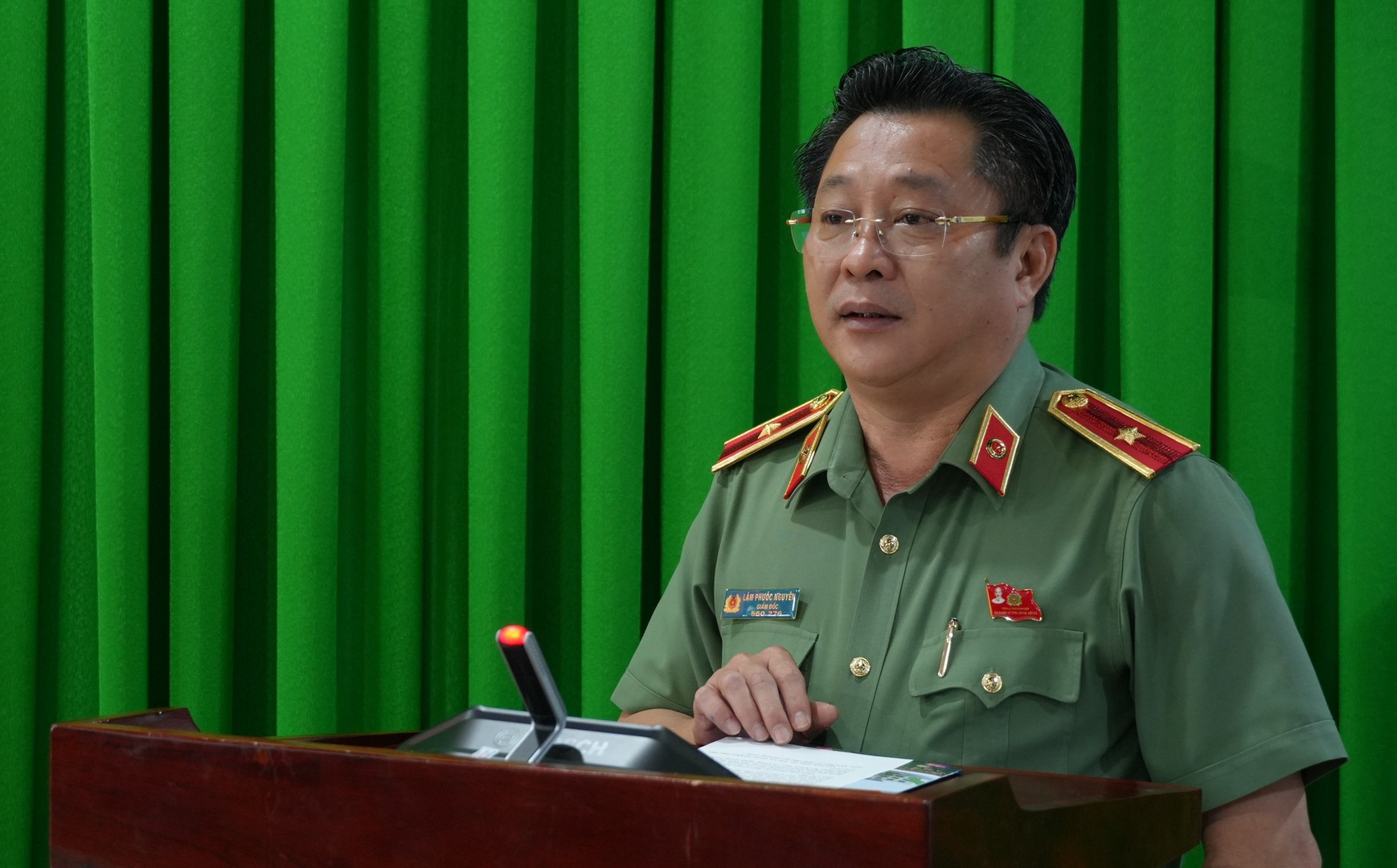 Thiếu tướng Lâm Phước Nguyên, Ủy viên Ban Thường vụ Tỉnh ủy, Bí thư Đảng ủy, Giám đốc Công an tỉnh kết luận tại Hội nghị. Ảnh Trọng Tín.JPG