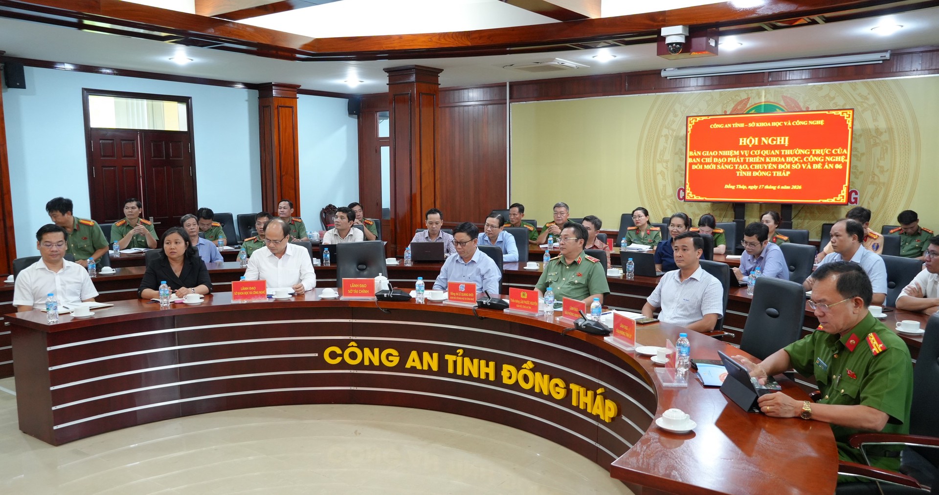Hội nghị bàn giao nhiệm vụ Cơ quan thường trực Ban Chỉ đạo về phát triển khoa học công nghệ, đổi mới sáng tạo, chuyển đổi số và Đề án 06 tỉnh Đồng Tháp. Ảnh Trọng Tín.JPG