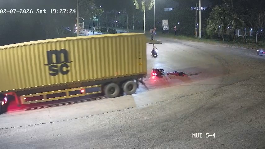 Hiện trường vụ tai nạn giao thông làm một người tử vong trong đường nội bộ Khu Công nghiệp Long Giang.jpg