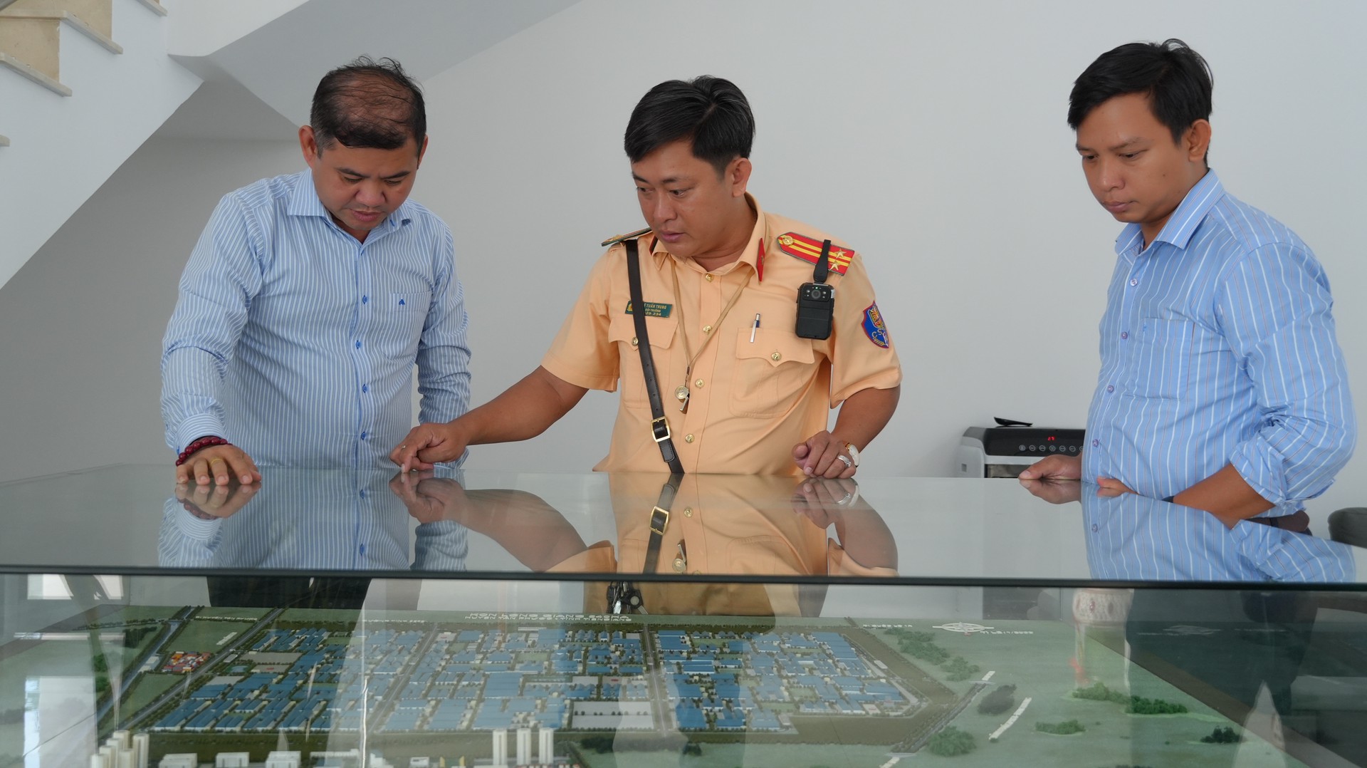 Lực lượng Cảnh sát giao thông khảo sát mô hình các tuyến đường nội bộ trong Khu Công nghiệp Long Giang. Ảnh Trọng Tín.JPG